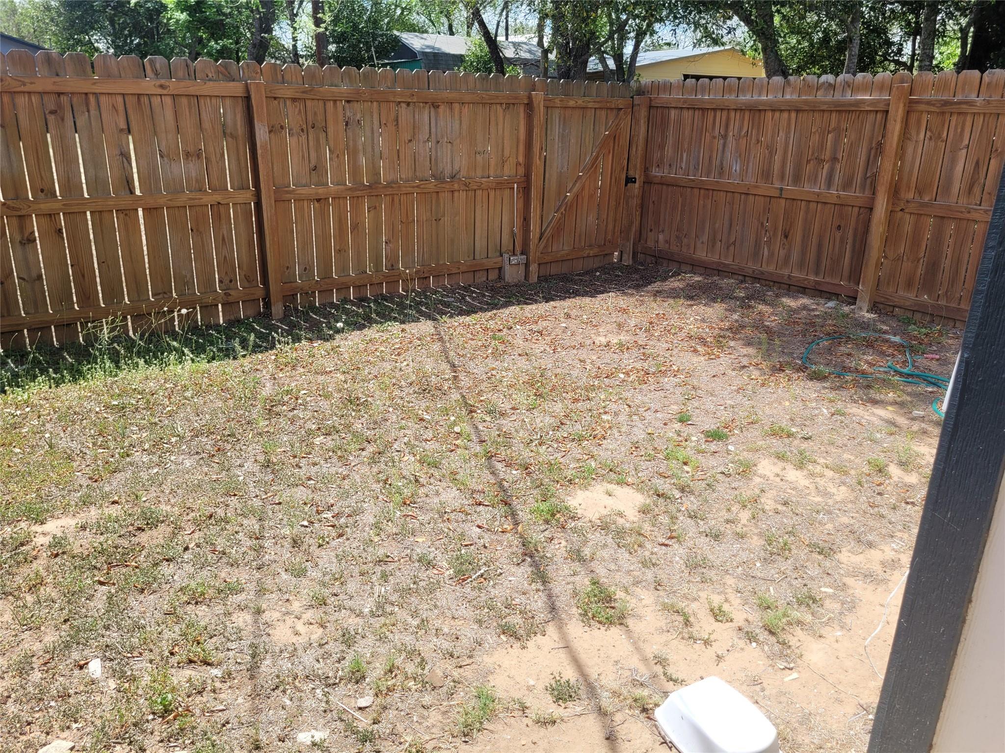 205 2nd Ave # 2, Smithville, TX 78957