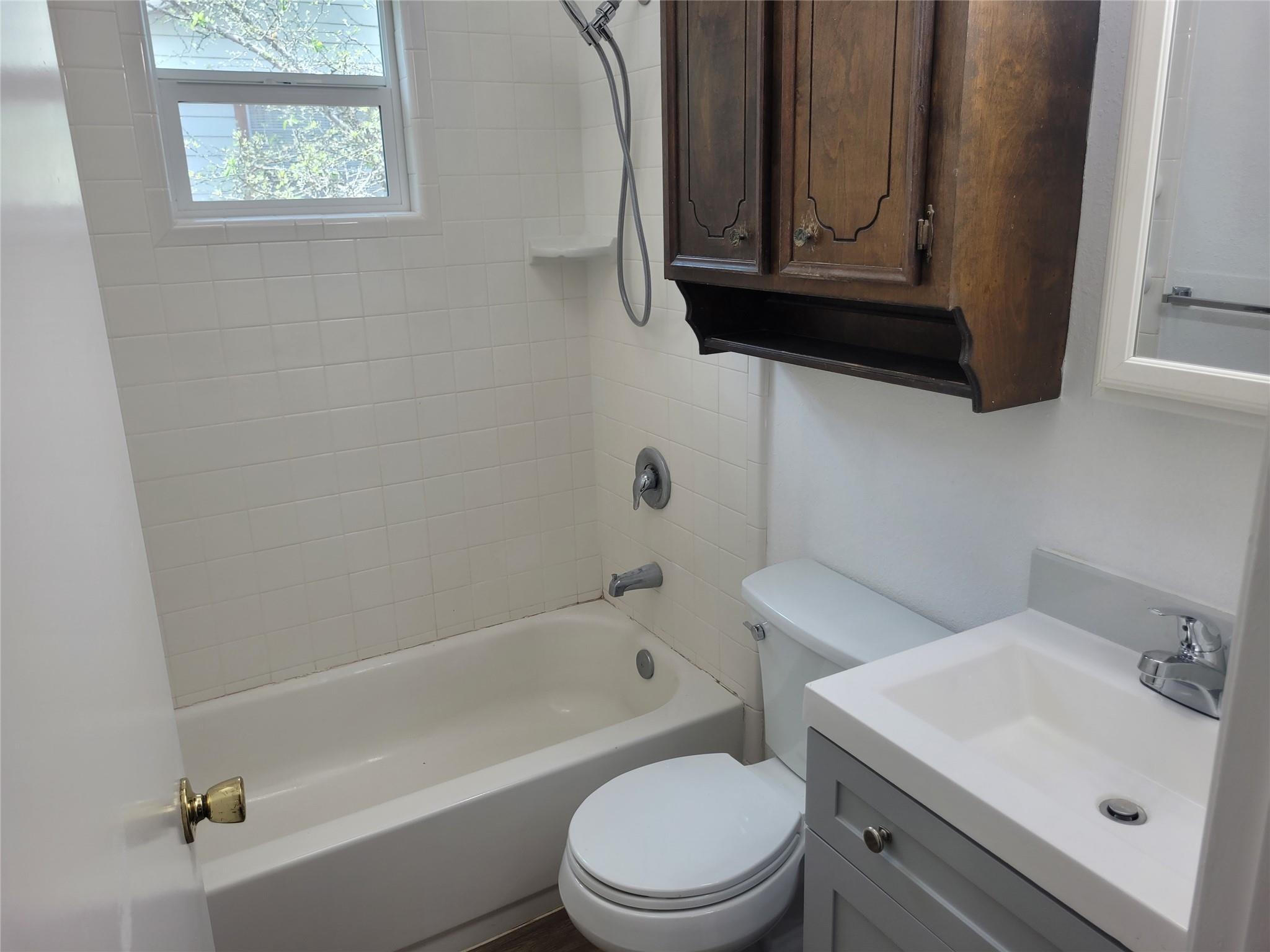 205 2nd Ave # 2, Smithville, TX 78957