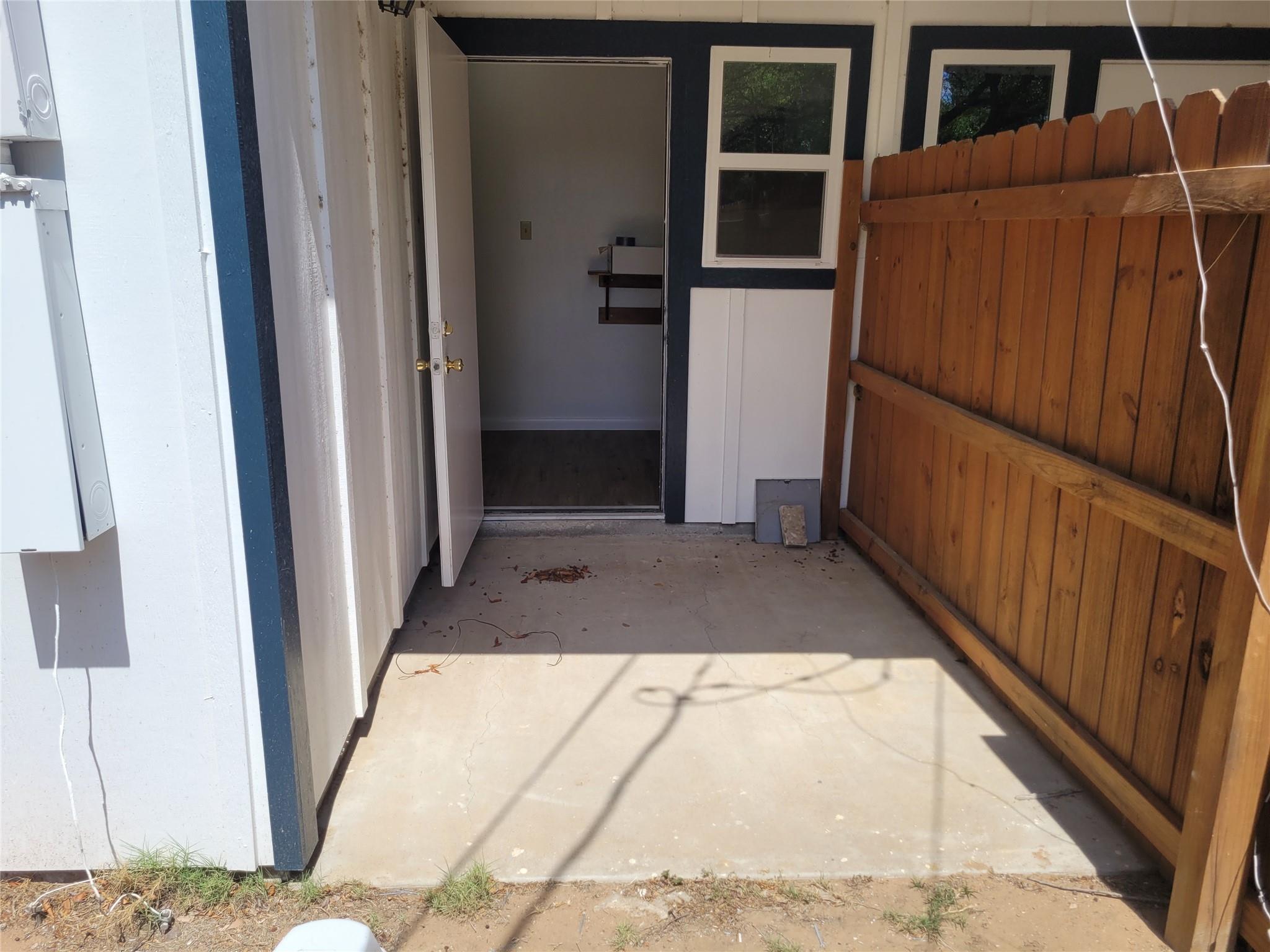 205 2nd Ave # 2, Smithville, TX 78957