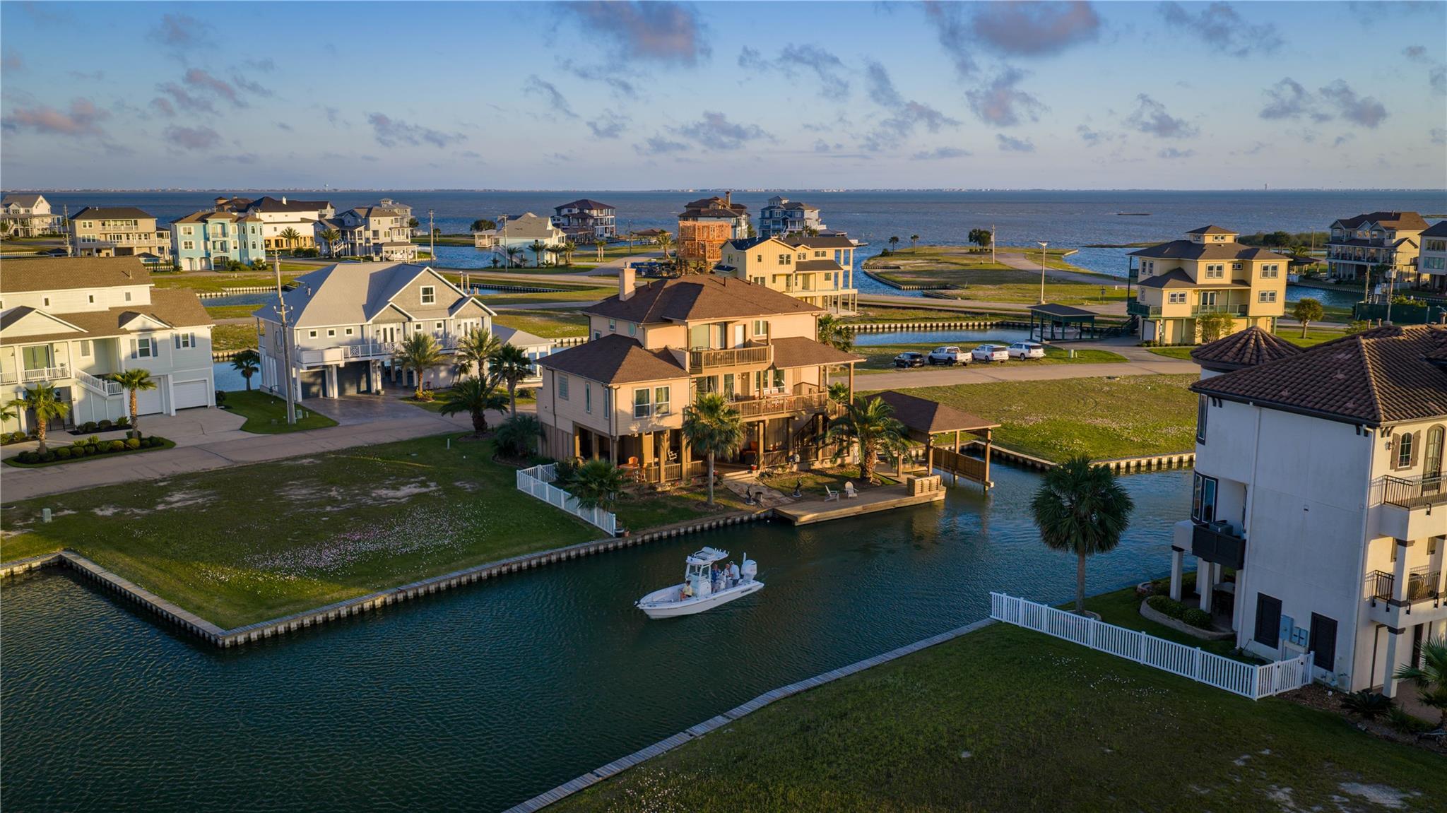 8 Loggerhead, Hitchcock, TX 77563