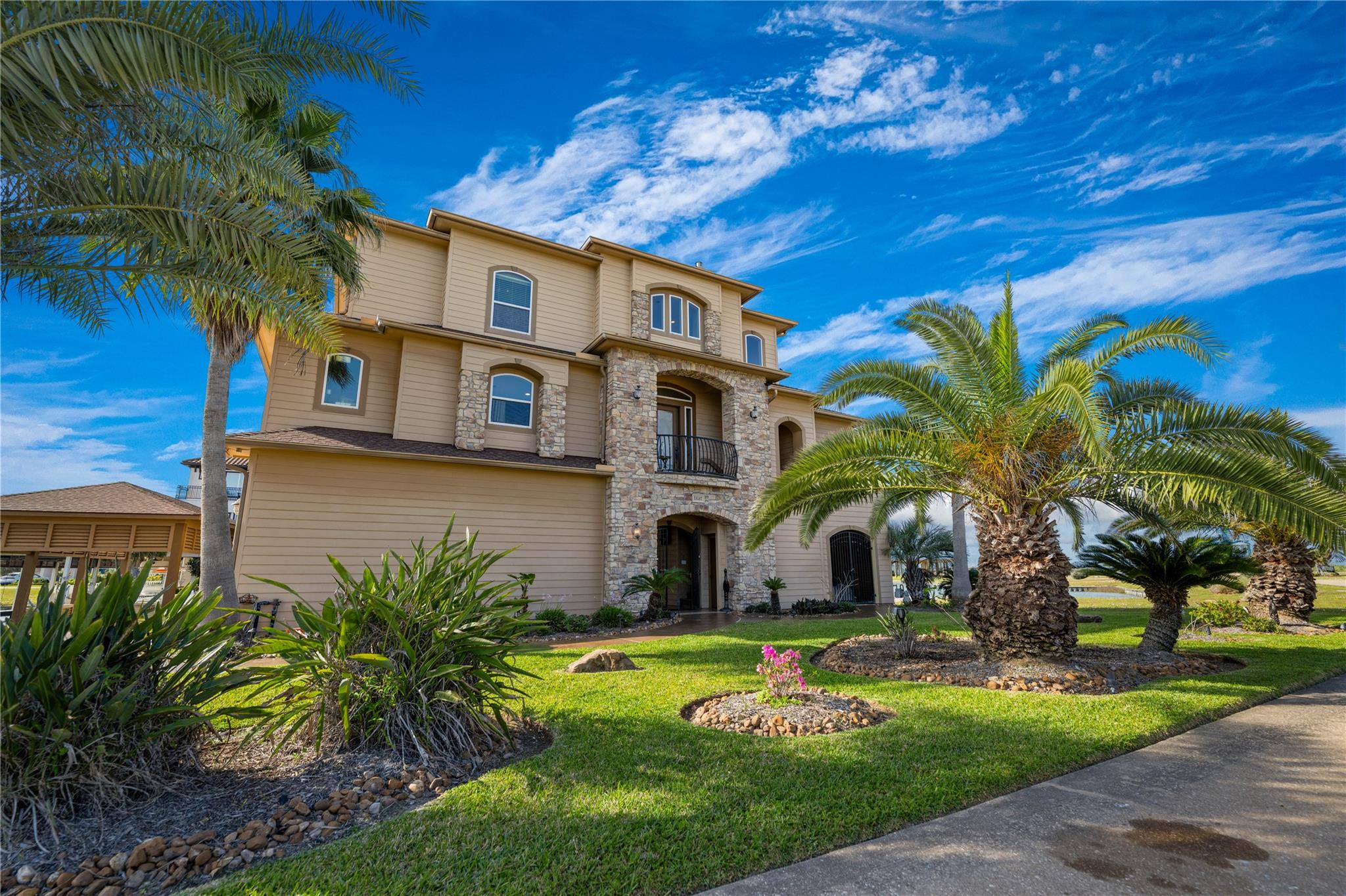 8 Loggerhead, Hitchcock, TX 77563