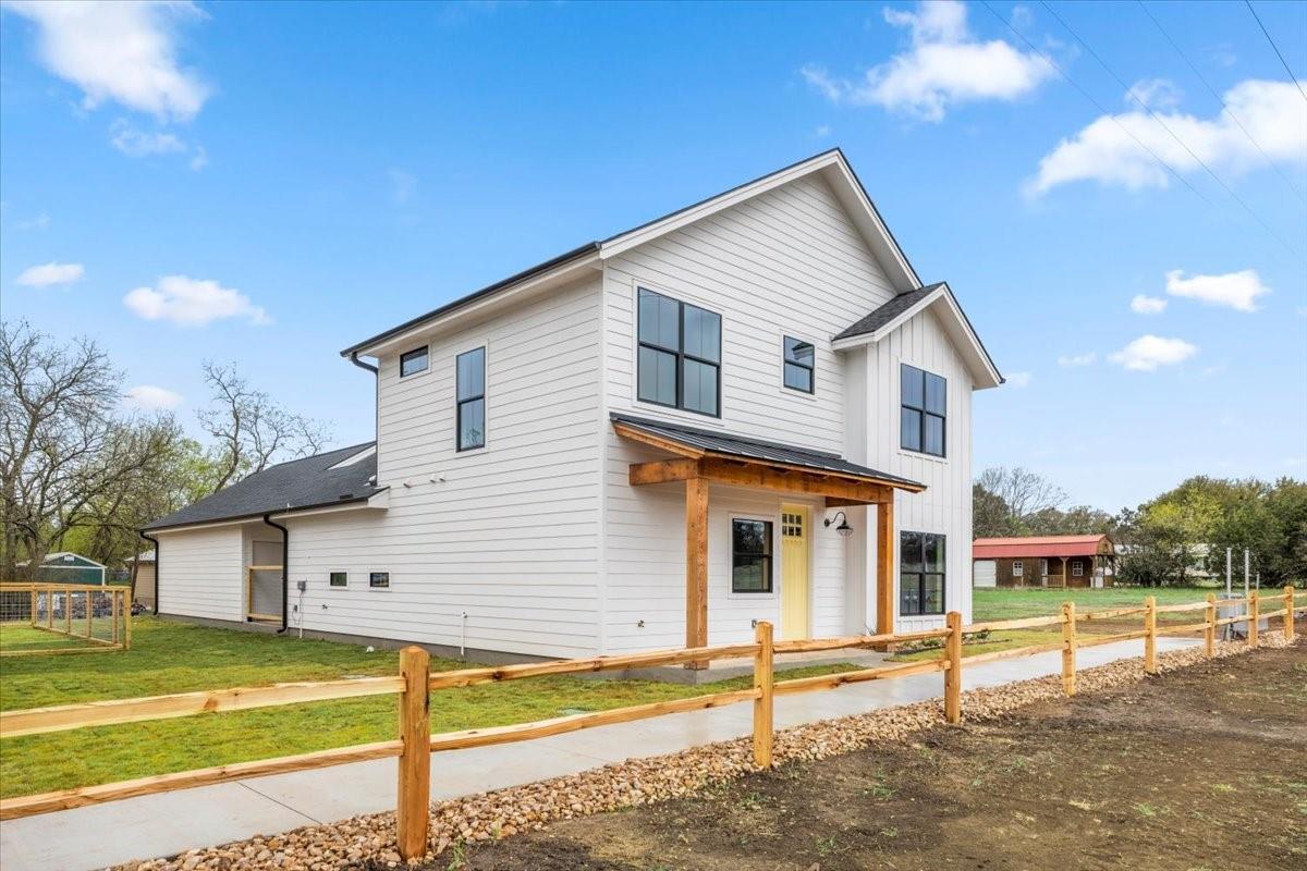 205 N Avenue, Johnson City, TX 78636