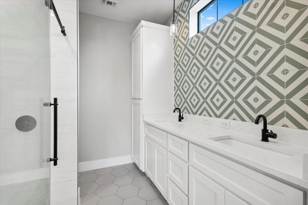 205 N Avenue, Johnson City, TX 78636