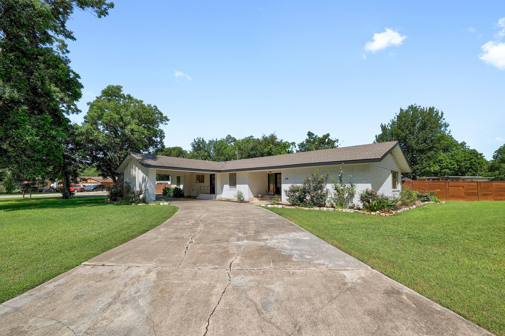 418 S Main St, Thrall, TX 76578