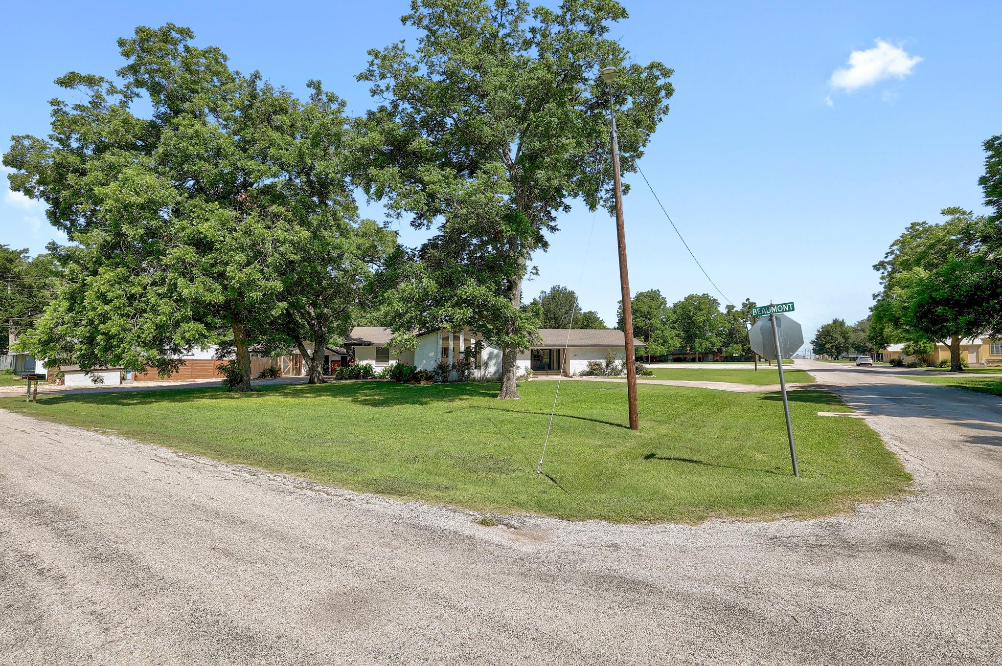 418 S Main St, Thrall, TX 76578