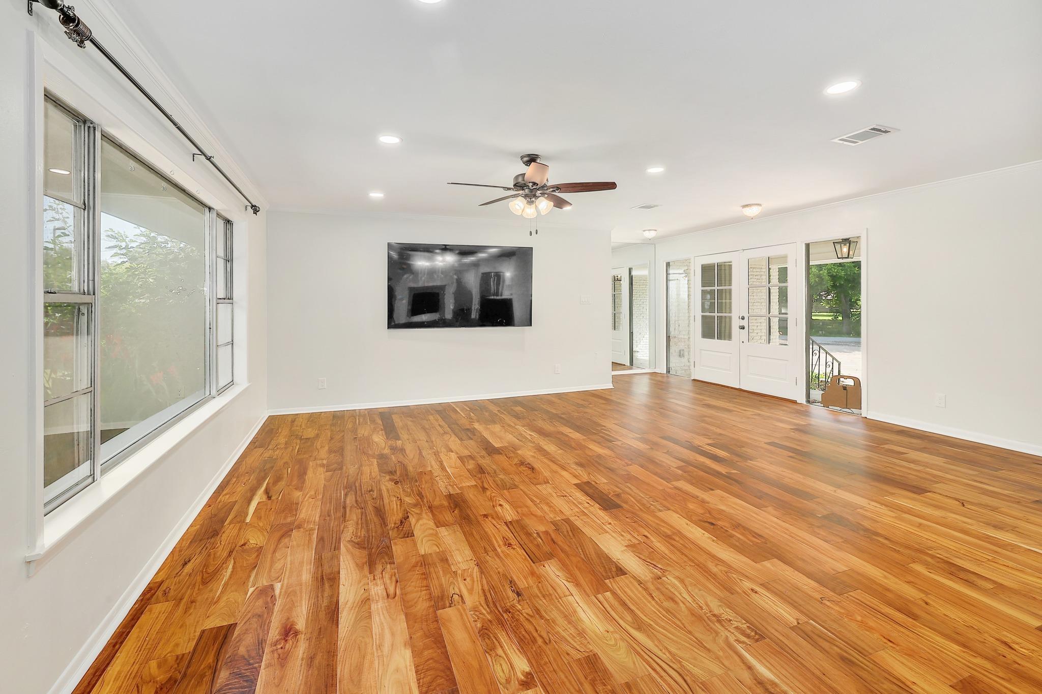 418 S Main St, Thrall, TX 76578
