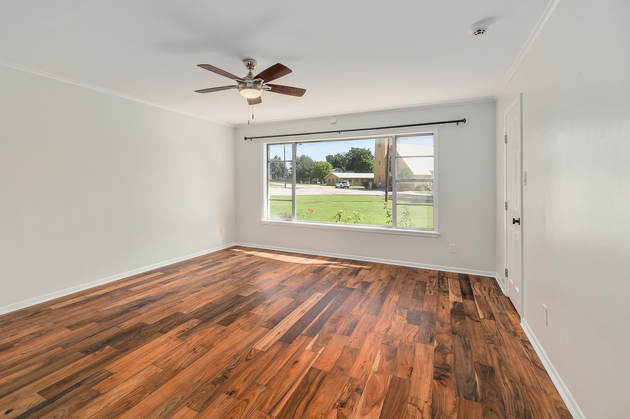 418 S Main St, Thrall, TX 76578