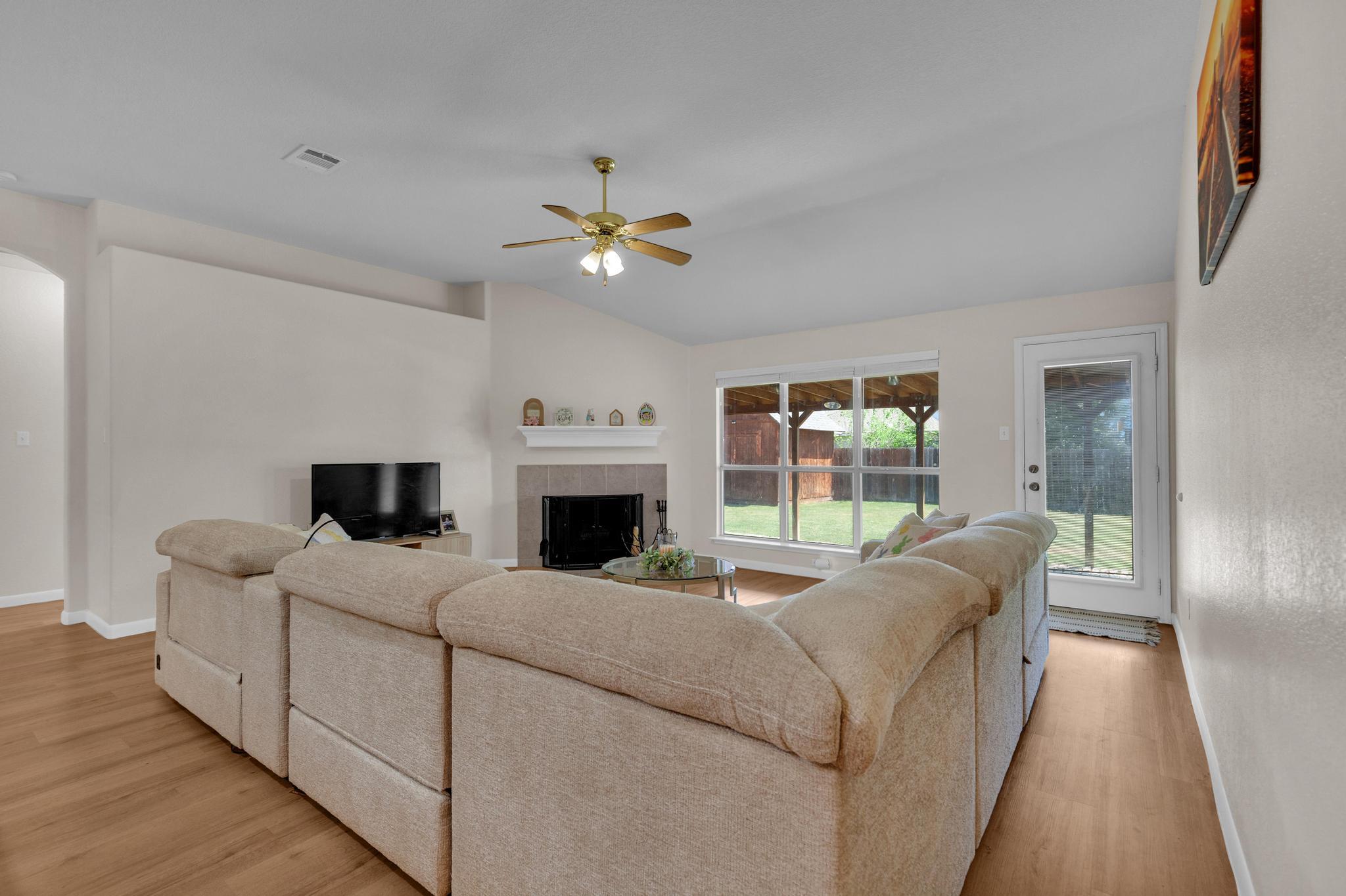 506 Carol Dr, Hutto, TX 78634