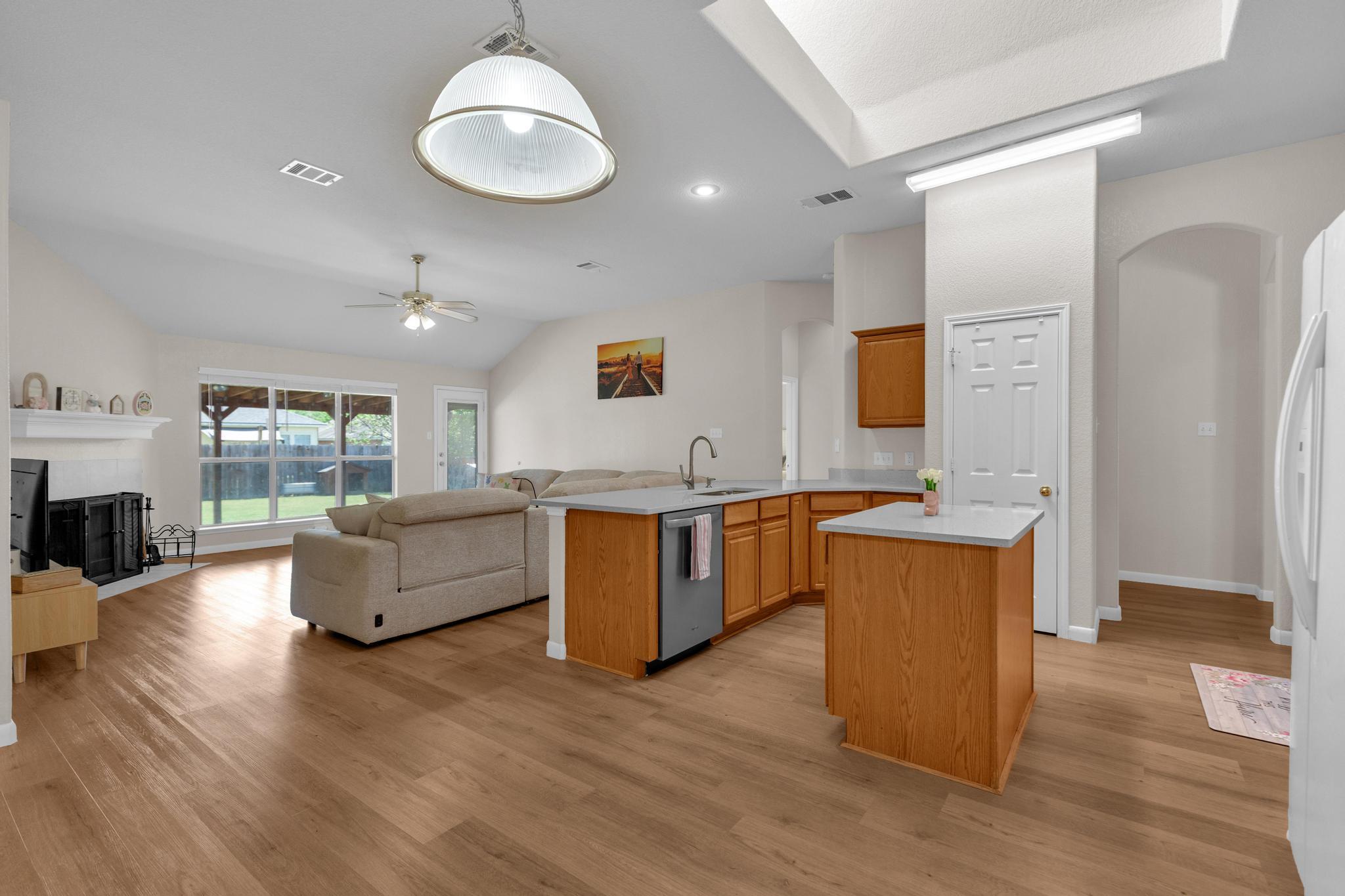 506 Carol Dr, Hutto, TX 78634