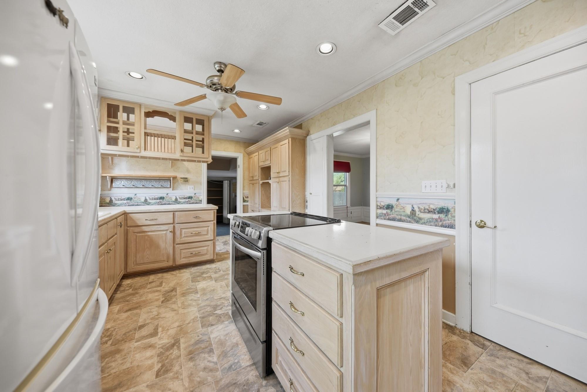 1284 E Hempstead St, Giddings, TX 78942