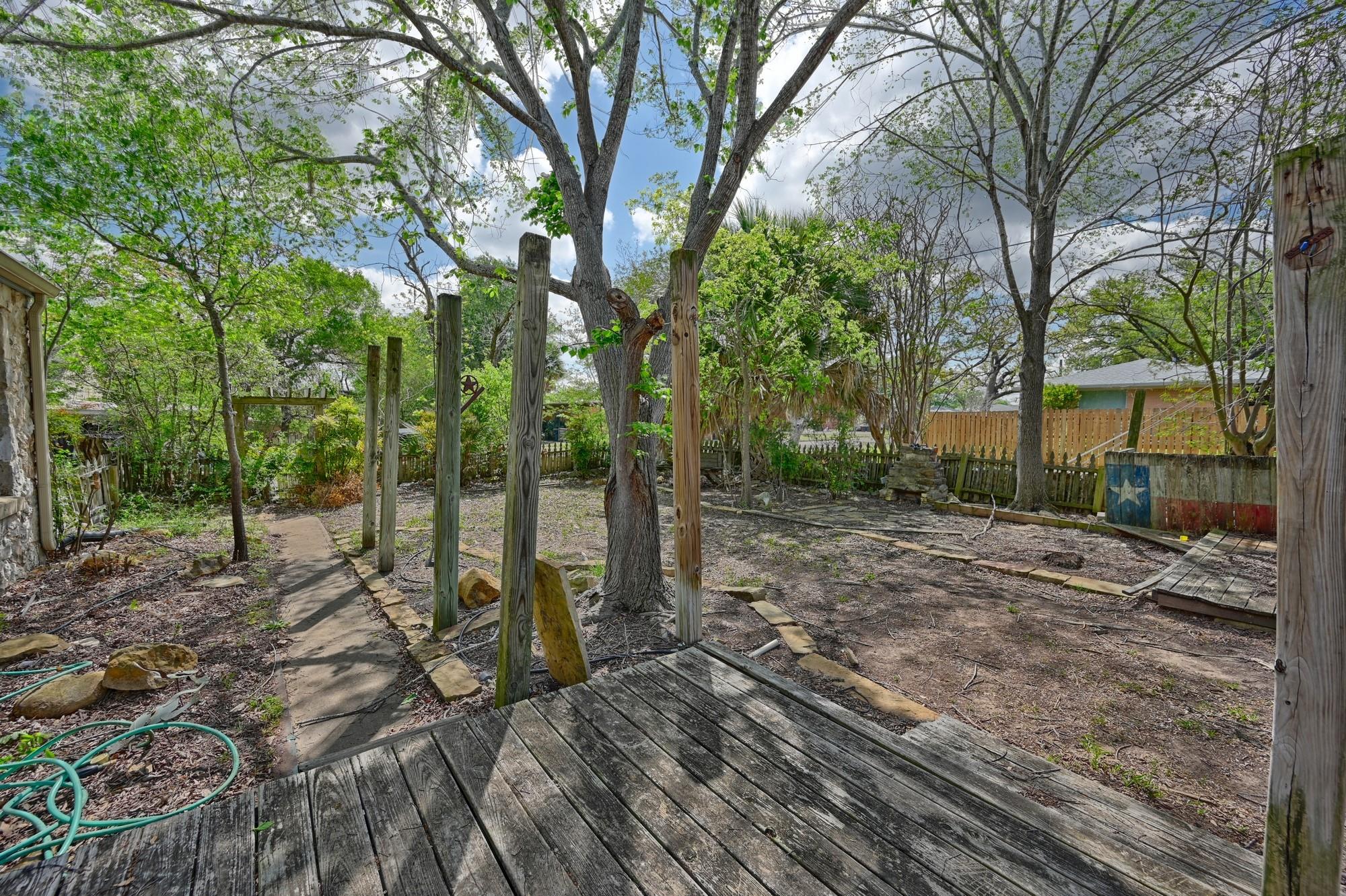 1284 E Hempstead St, Giddings, TX 78942