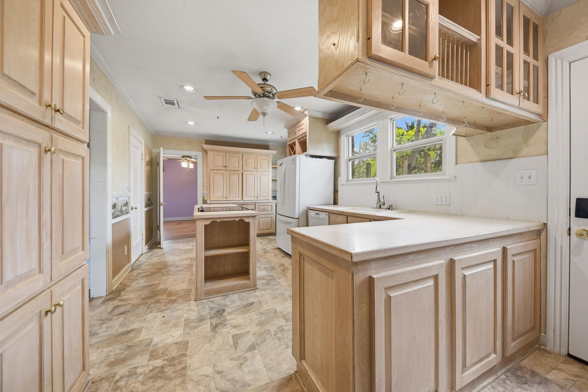 1284 E Hempstead St, Giddings, TX 78942