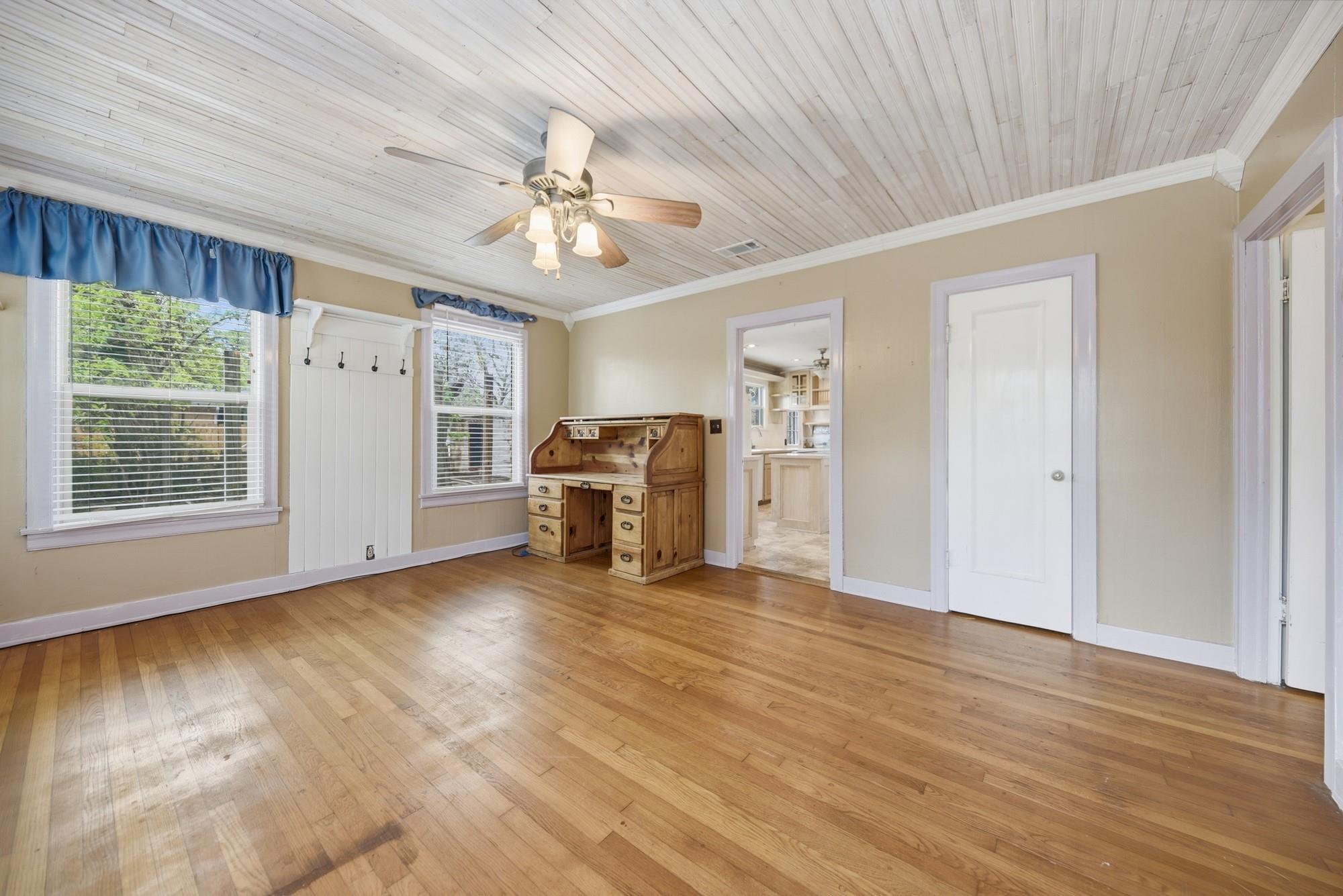 1284 E Hempstead St, Giddings, TX 78942