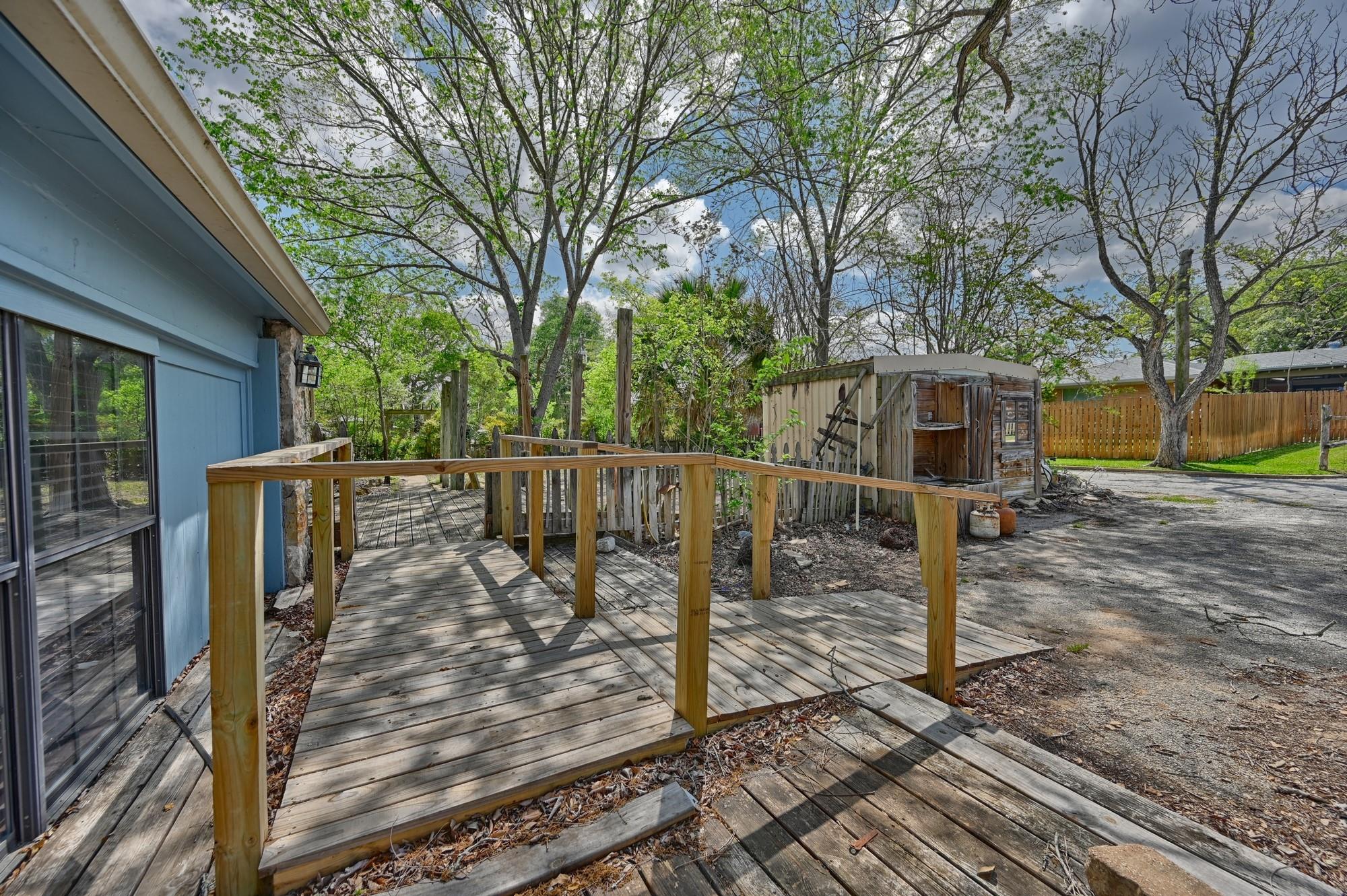 1284 E Hempstead St, Giddings, TX 78942