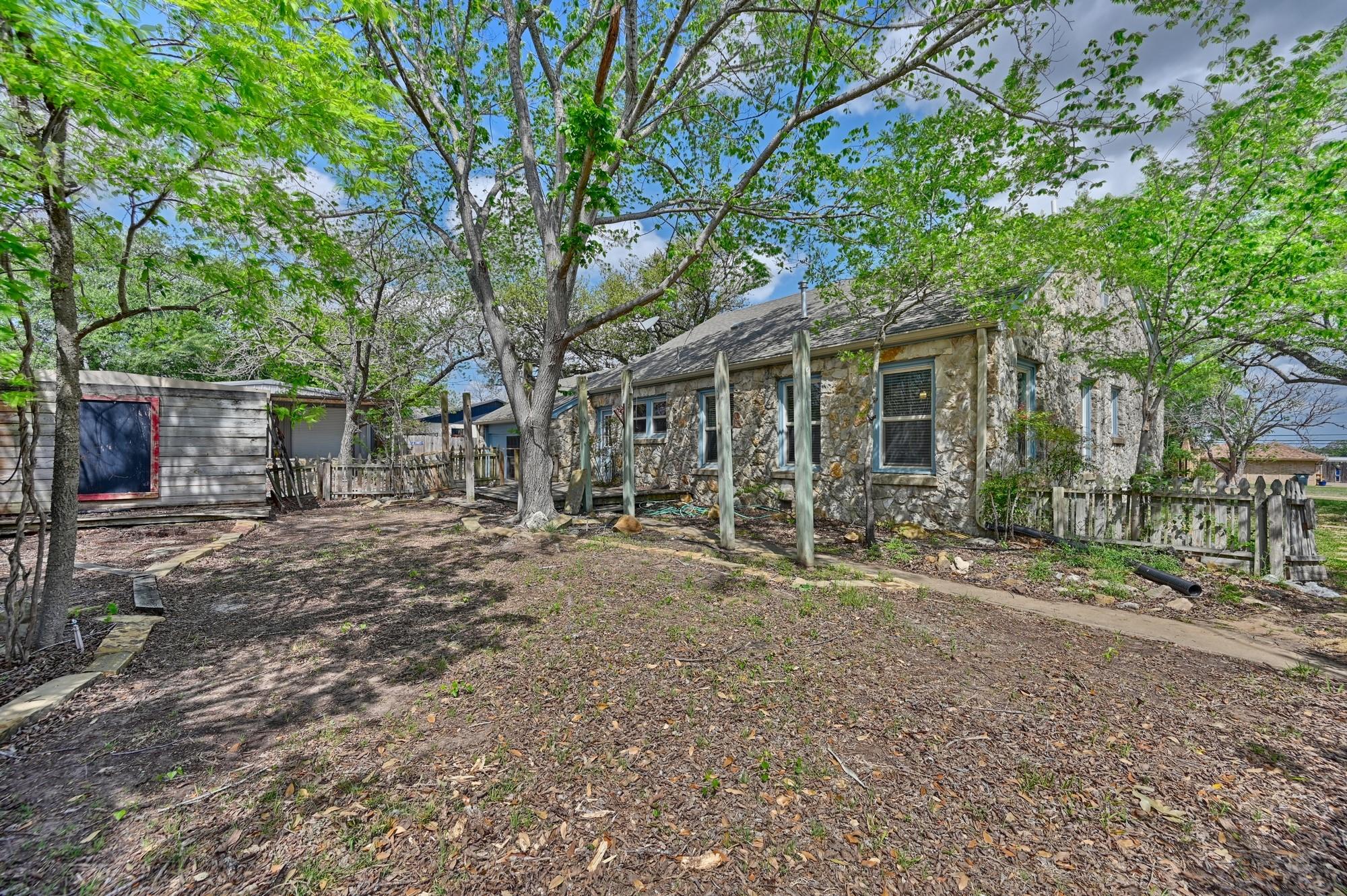 1284 E Hempstead St, Giddings, TX 78942