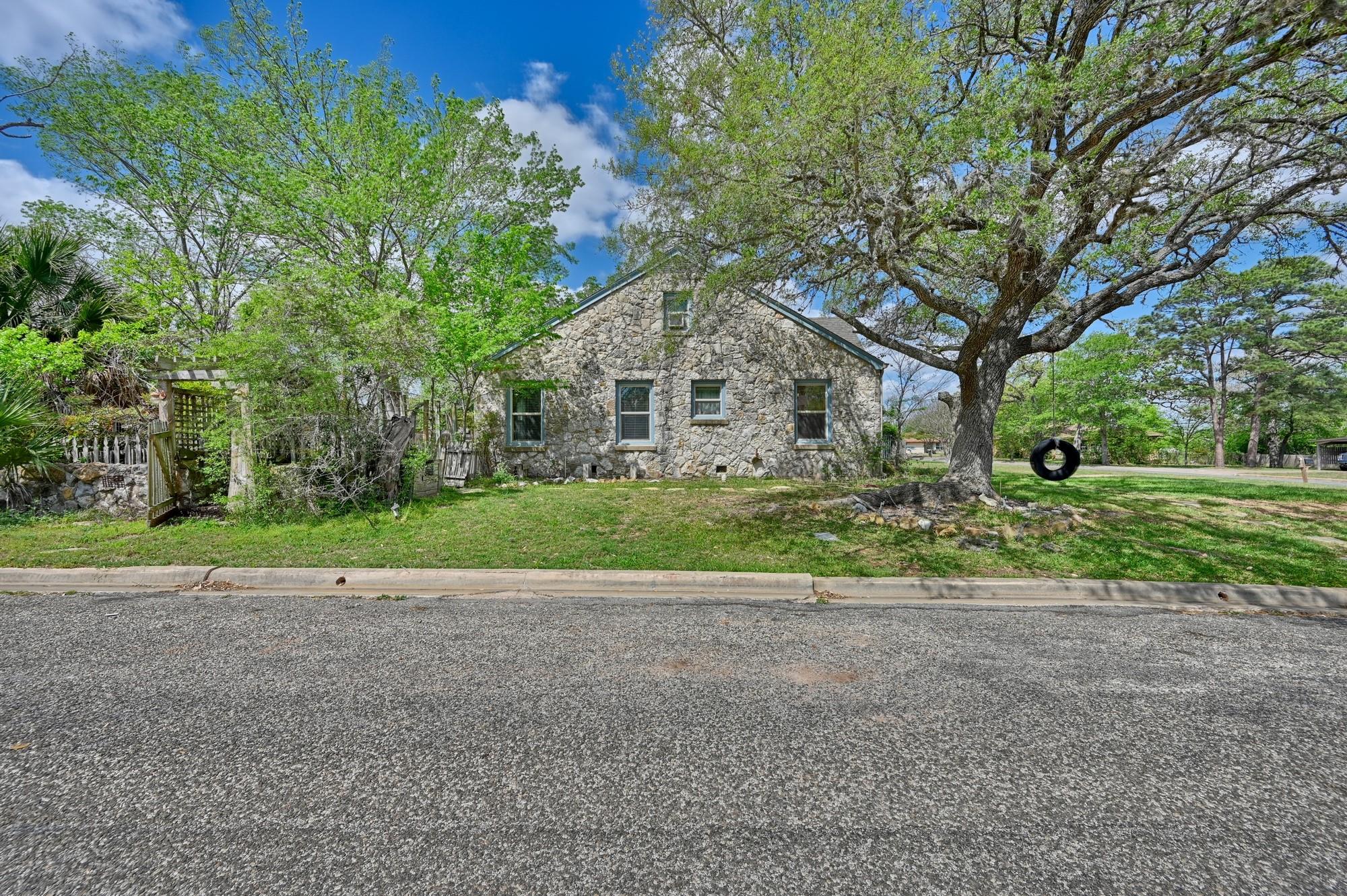 1284 E Hempstead St, Giddings, TX 78942