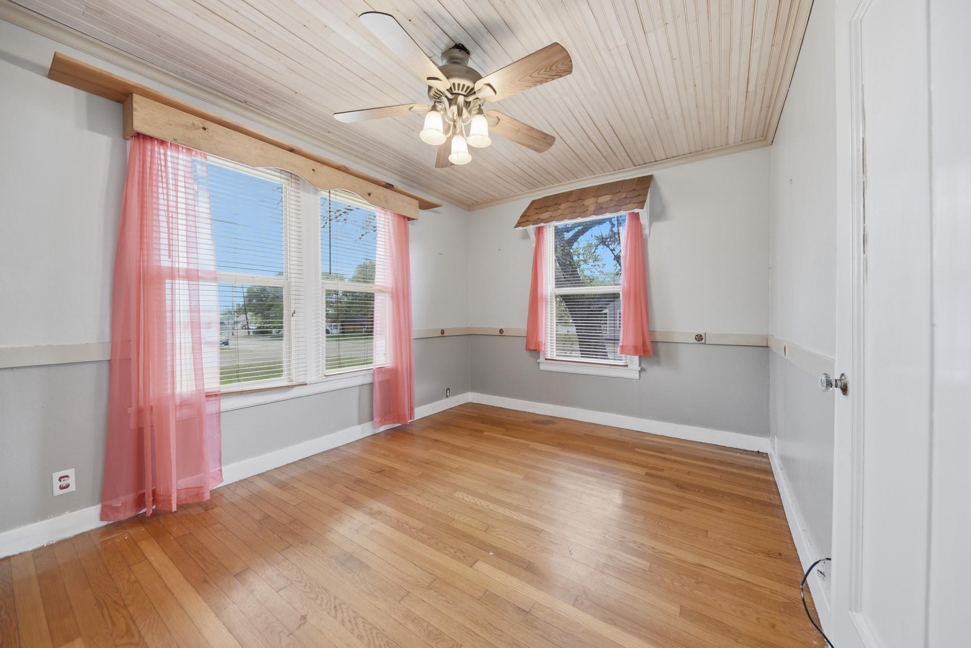 1284 E Hempstead St, Giddings, TX 78942