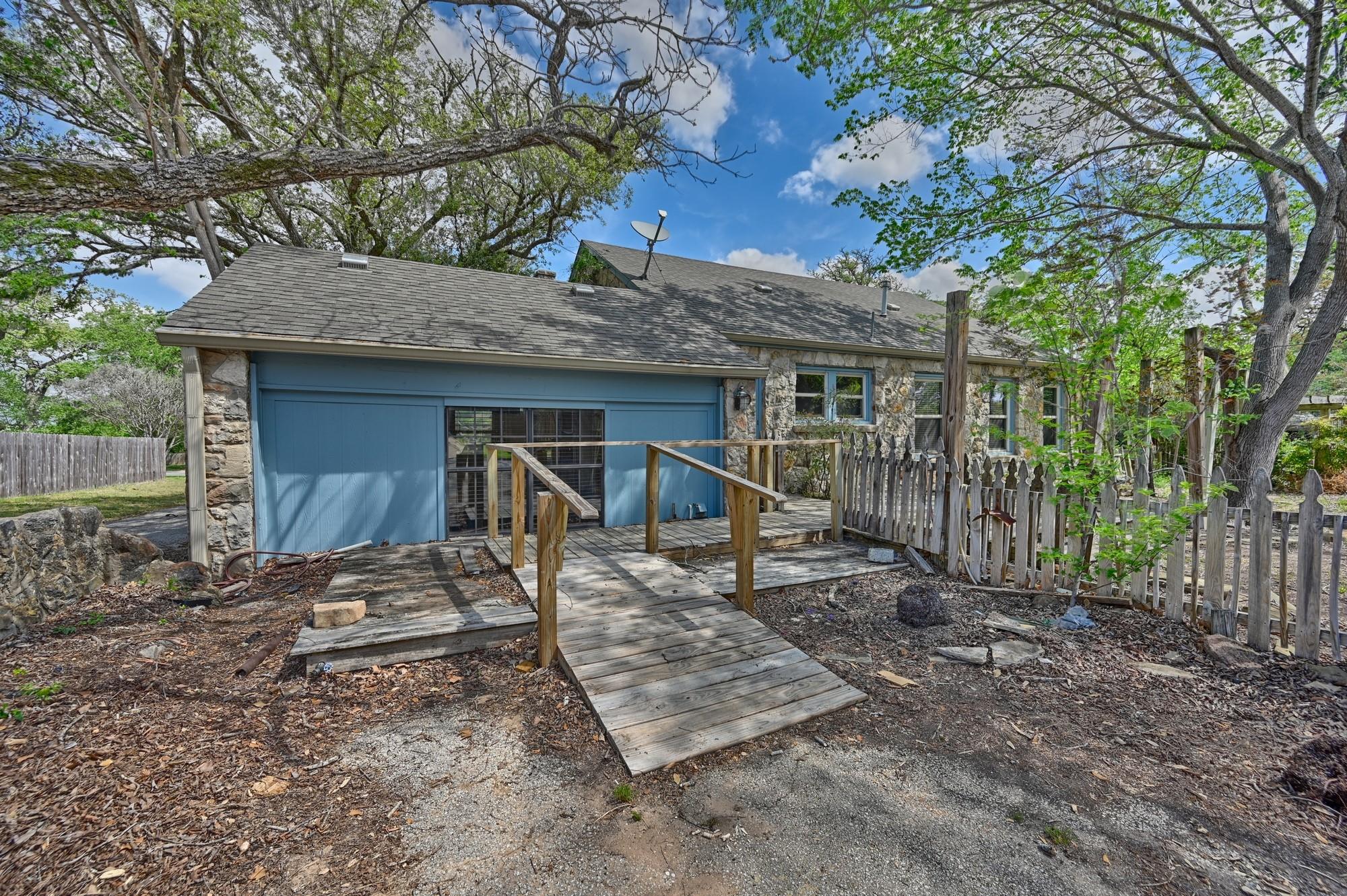 1284 E Hempstead St, Giddings, TX 78942