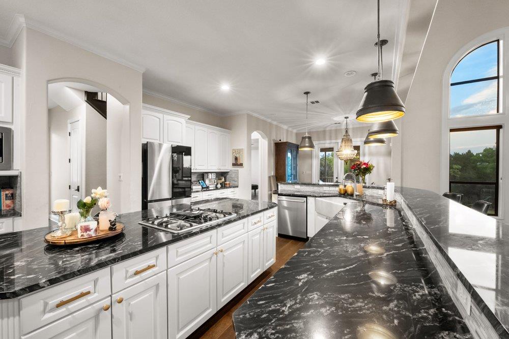 109 Burgess Ln, Austin, TX 78738