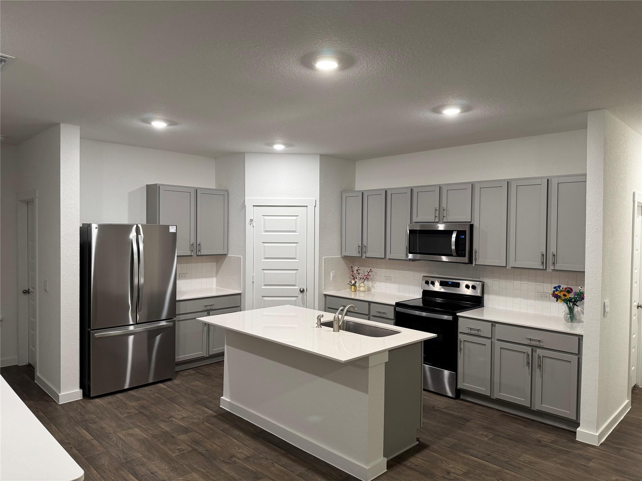 204 James River Dr, Hutto, TX 78634