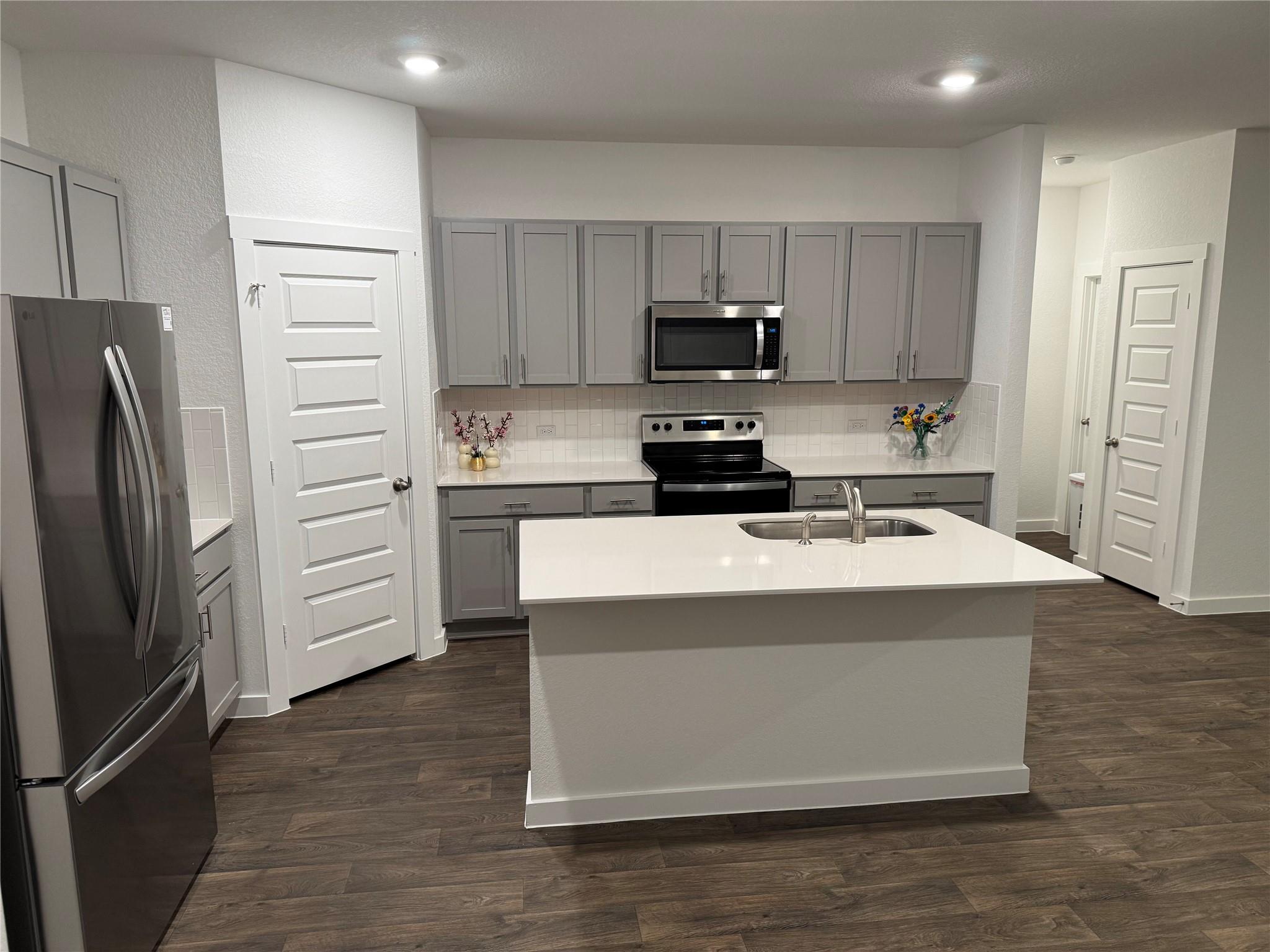 204 James River Dr, Hutto, TX 78634