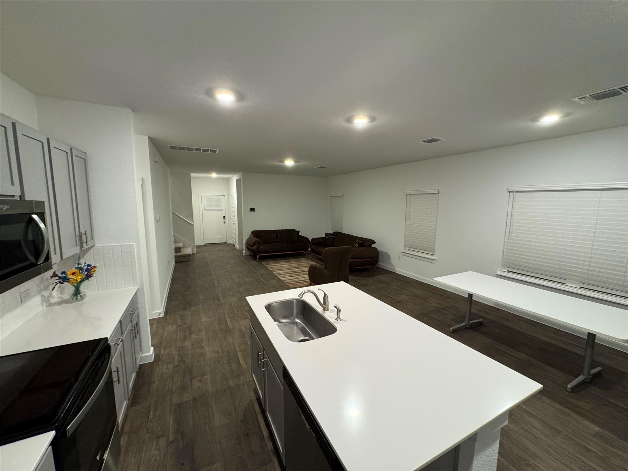 204 James River Dr, Hutto, TX 78634