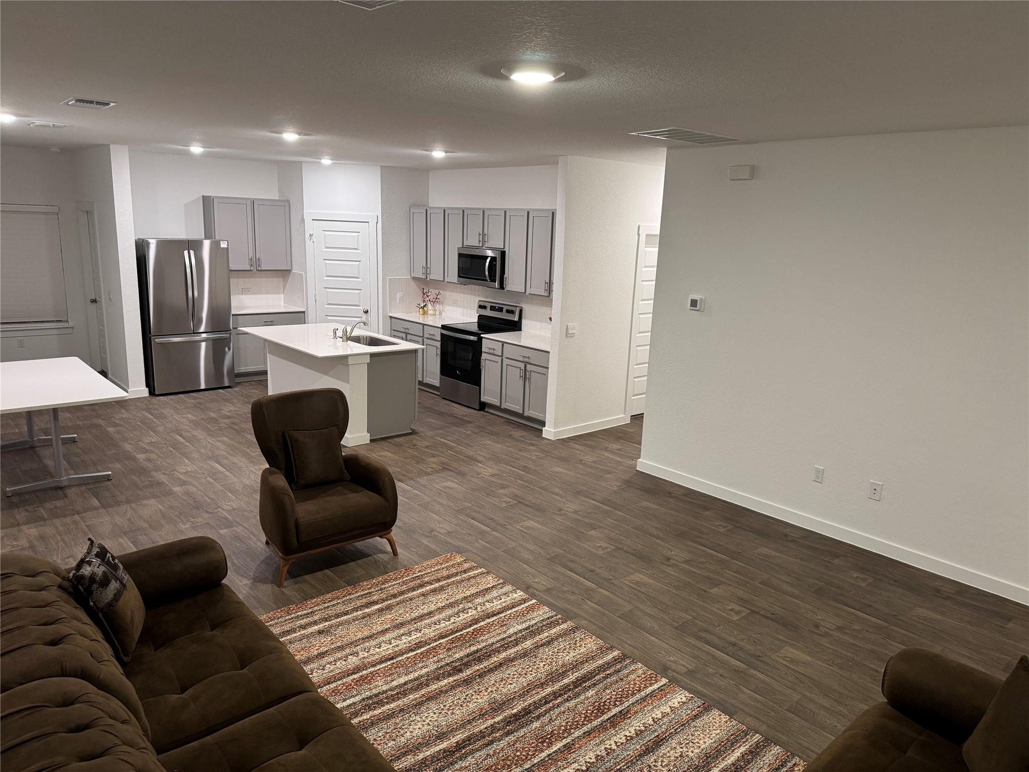 204 James River Dr, Hutto, TX 78634