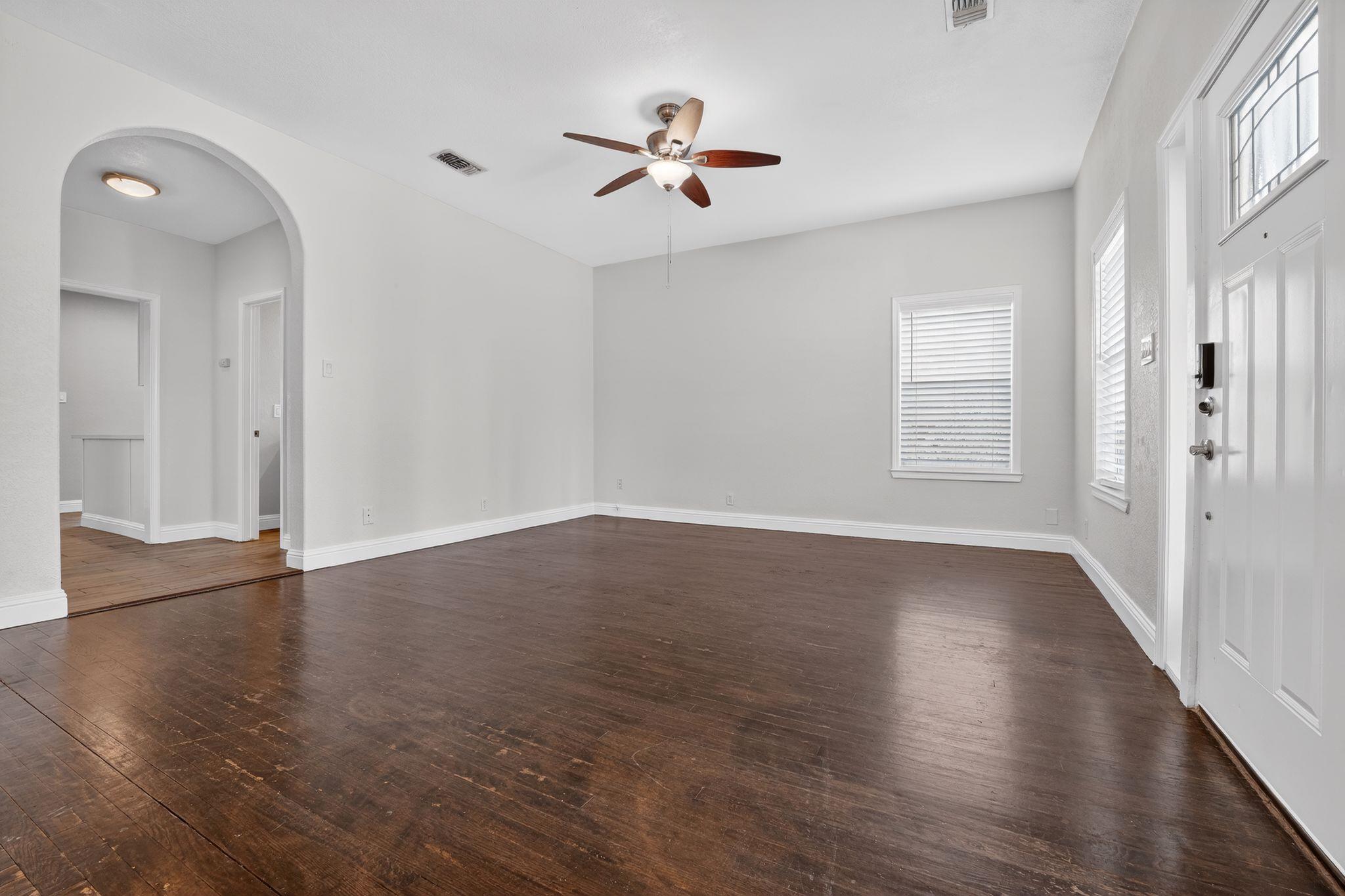 806 E 3rd St, Georgetown, TX 78626