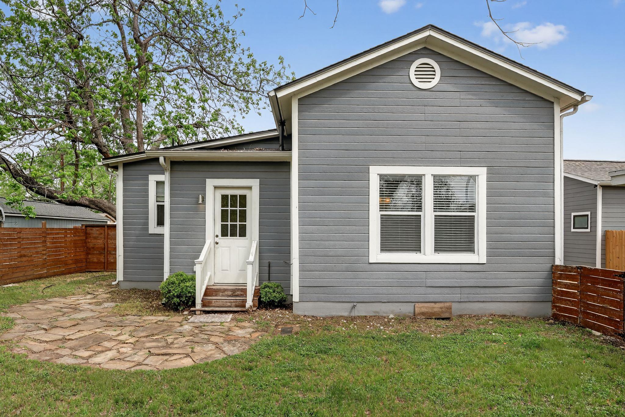 806 E 3rd St, Georgetown, TX 78626