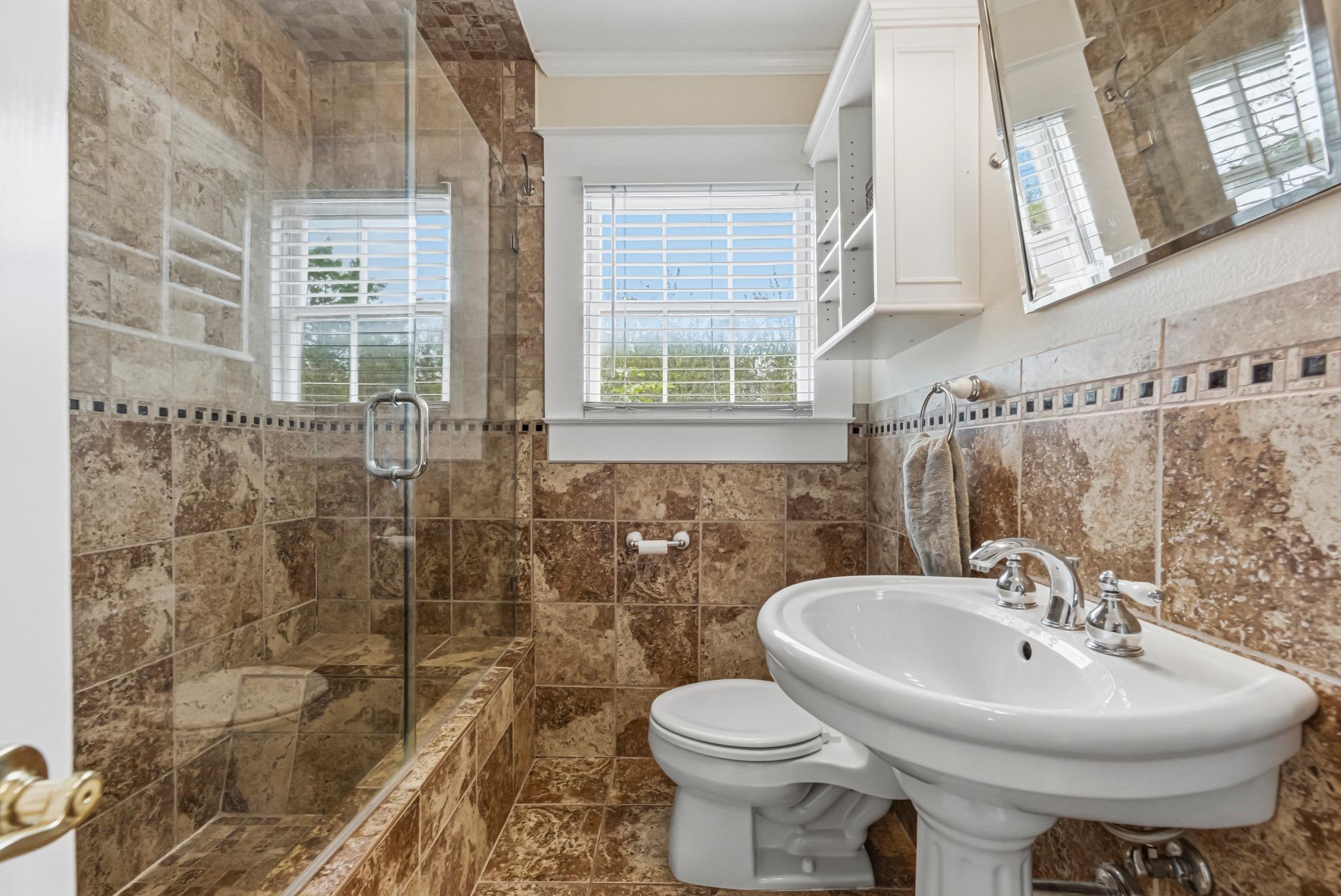 5203 Valley Oak Dr, Austin, TX 78731