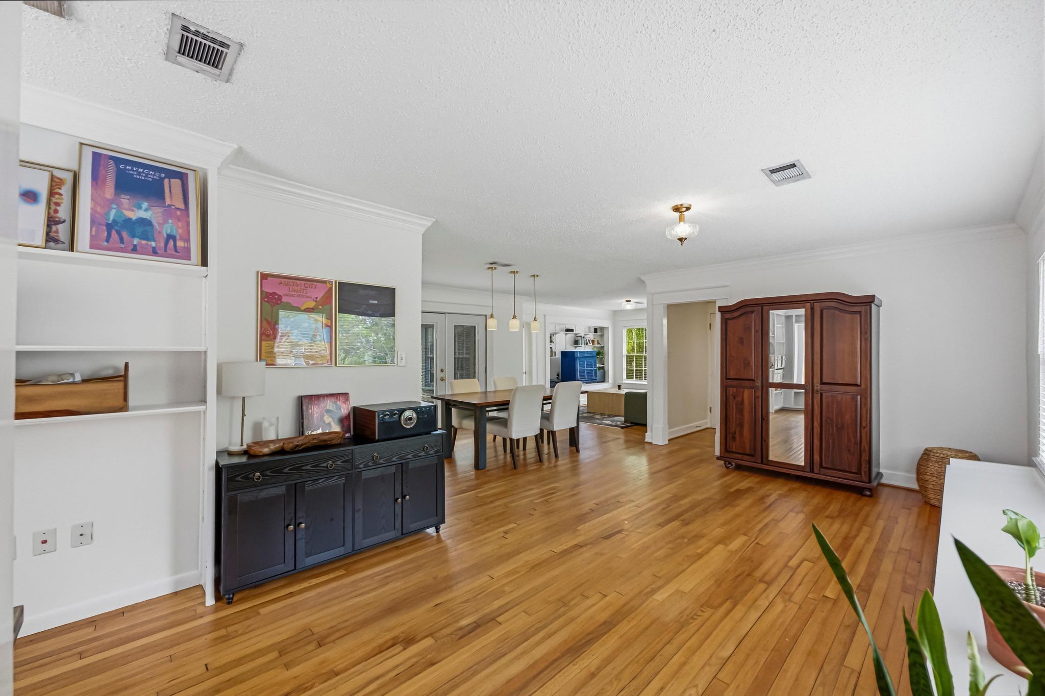 5203 Valley Oak Dr, Austin, TX 78731