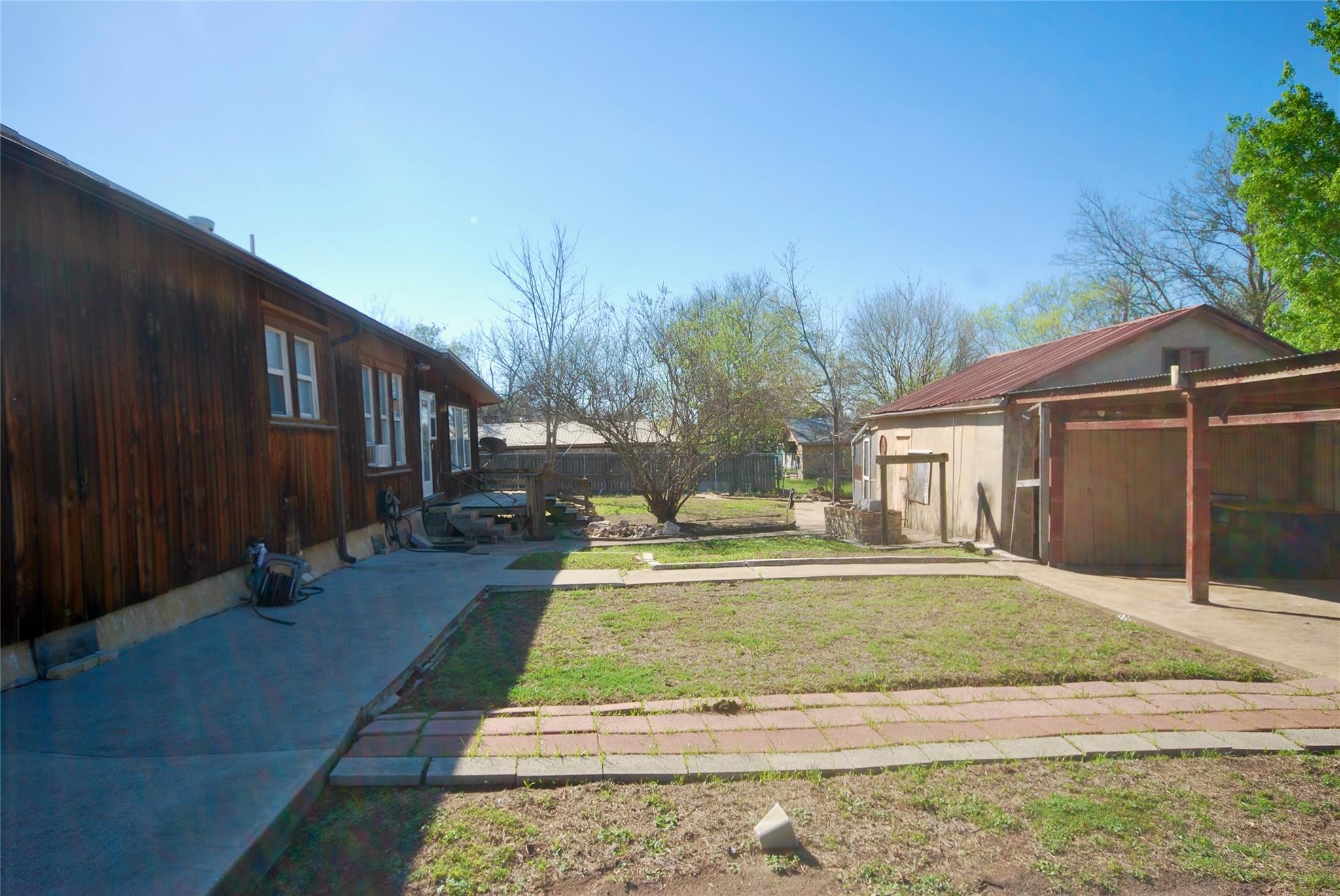 125 W Wallace St, Gonzales, TX 78629