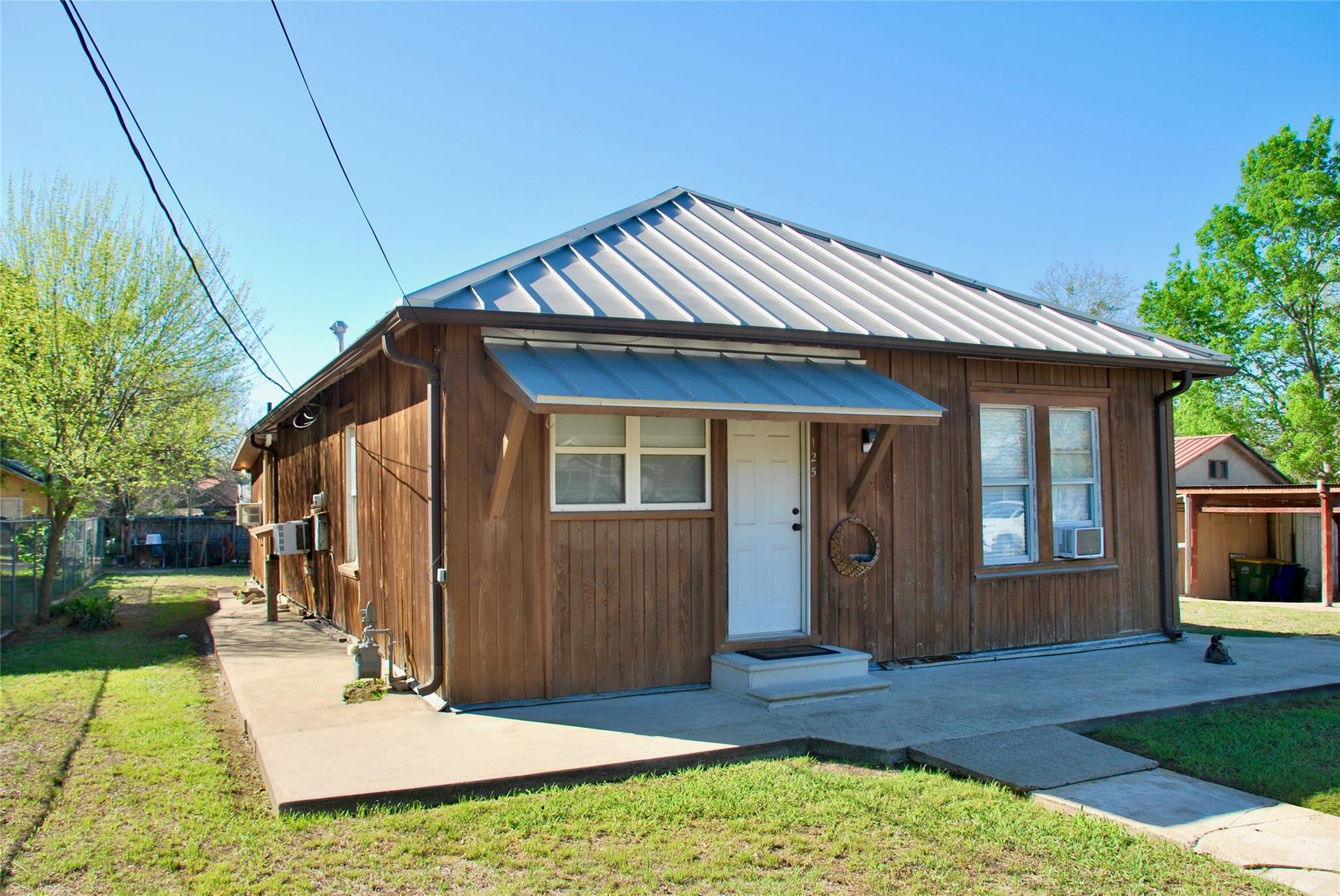 125 W Wallace St, Gonzales, TX 78629