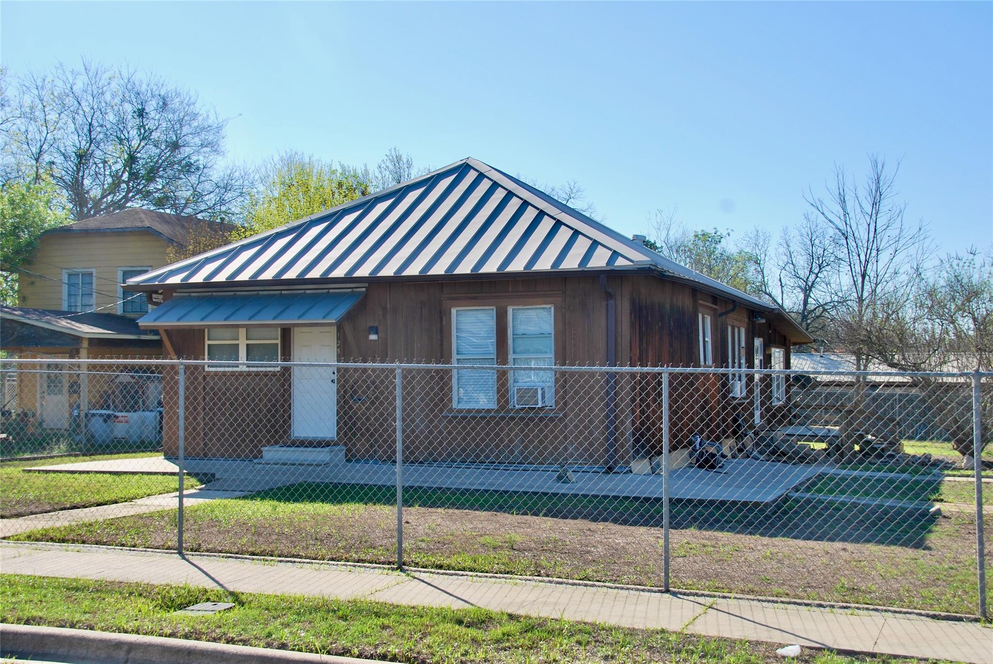 125 W Wallace St, Gonzales, TX 78629