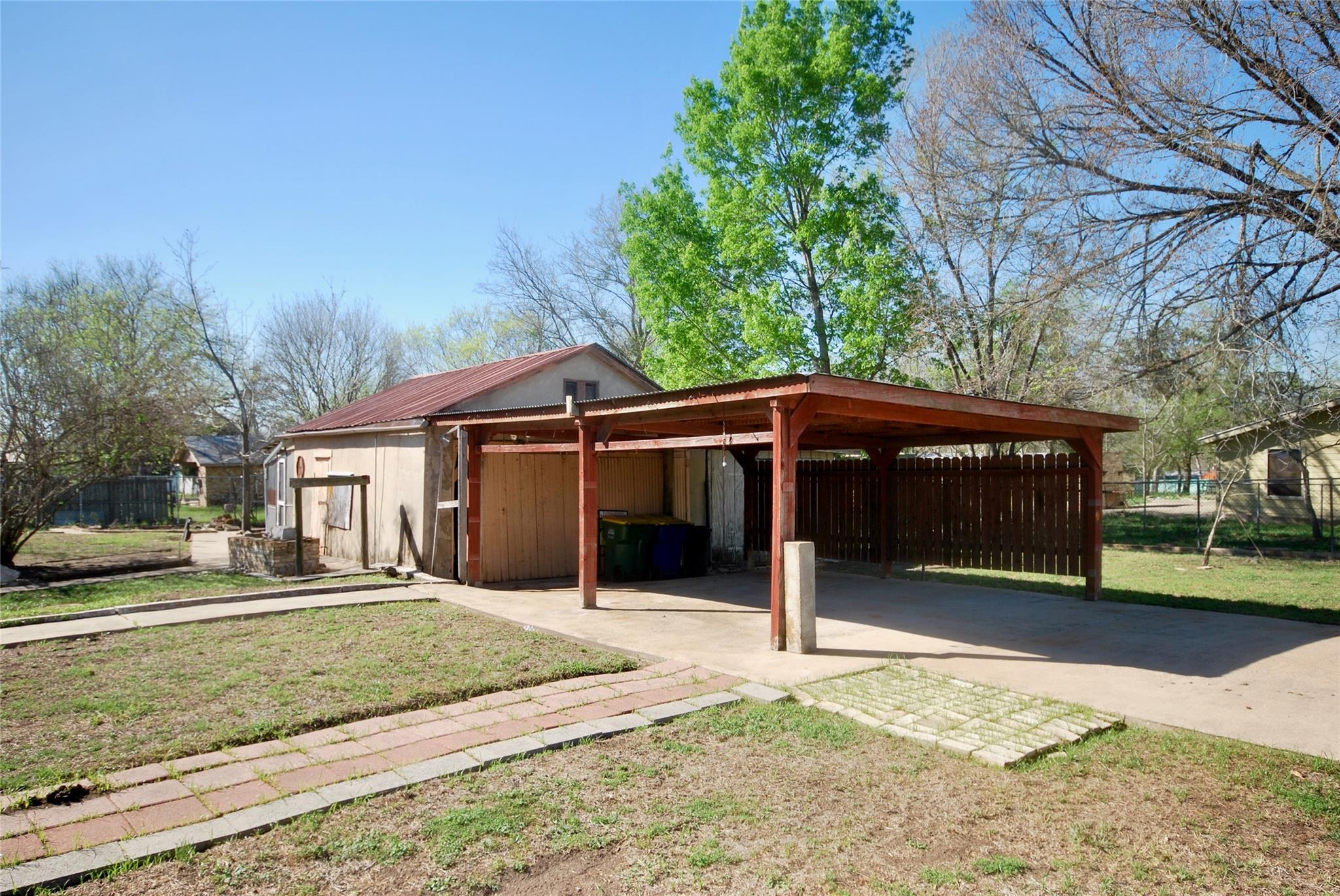 125 W Wallace St, Gonzales, TX 78629