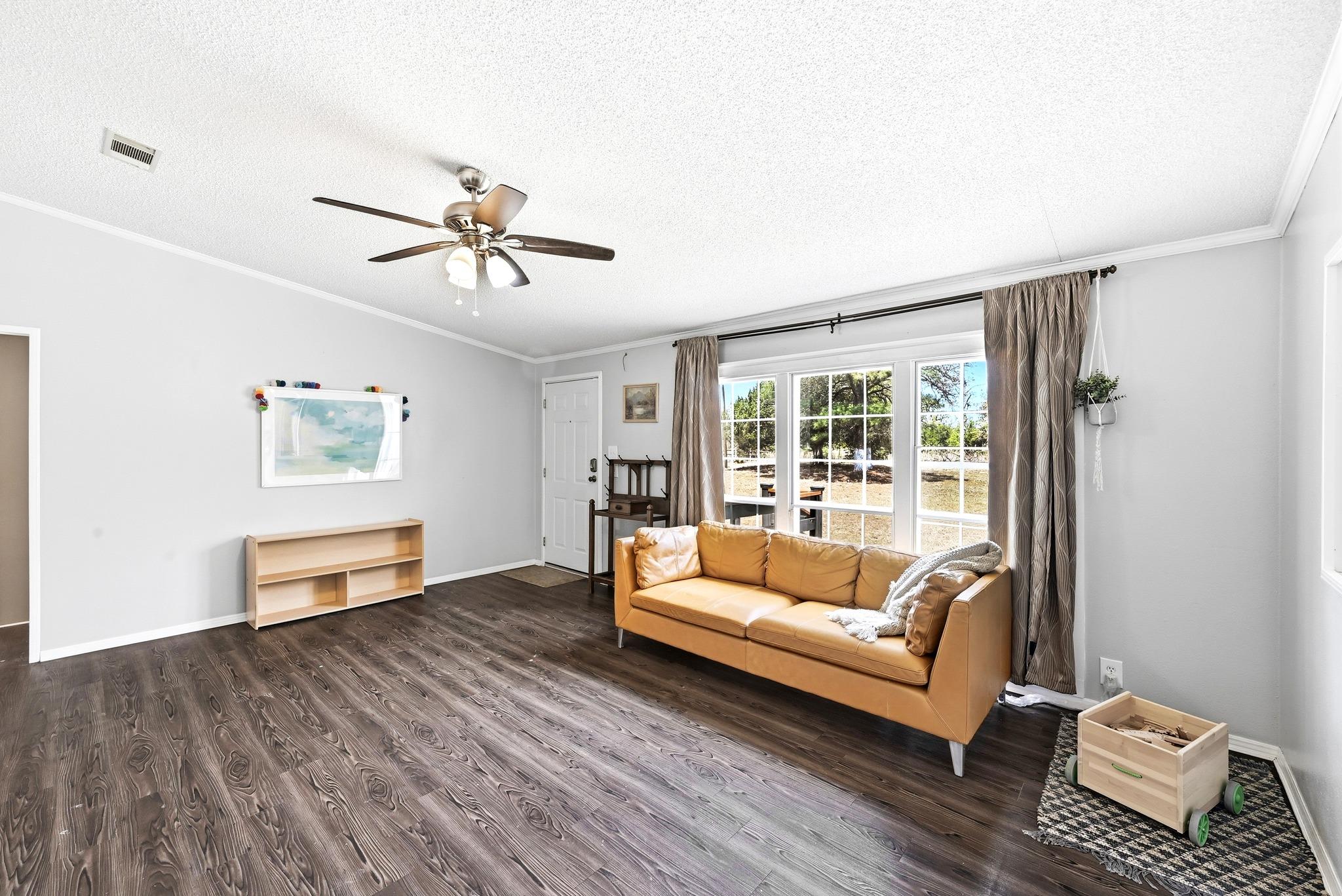 159 Farris Ln, Smithville, TX 78957