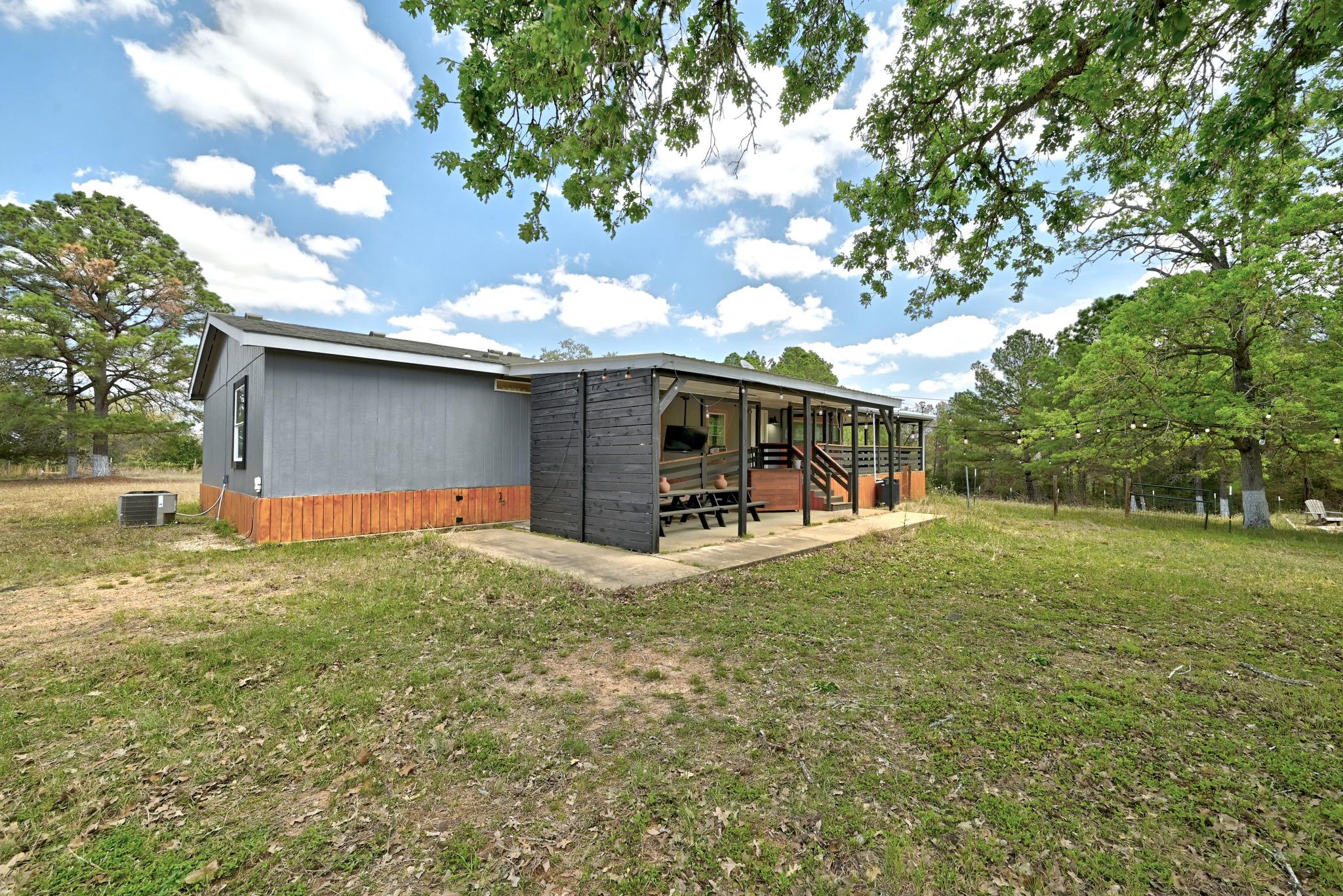159 Farris Ln, Smithville, TX 78957