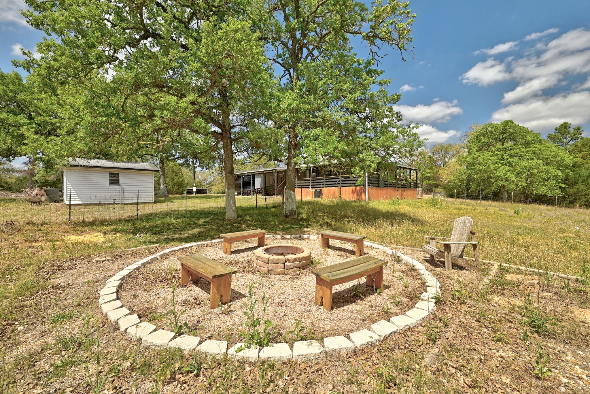 159 Farris Ln, Smithville, TX 78957