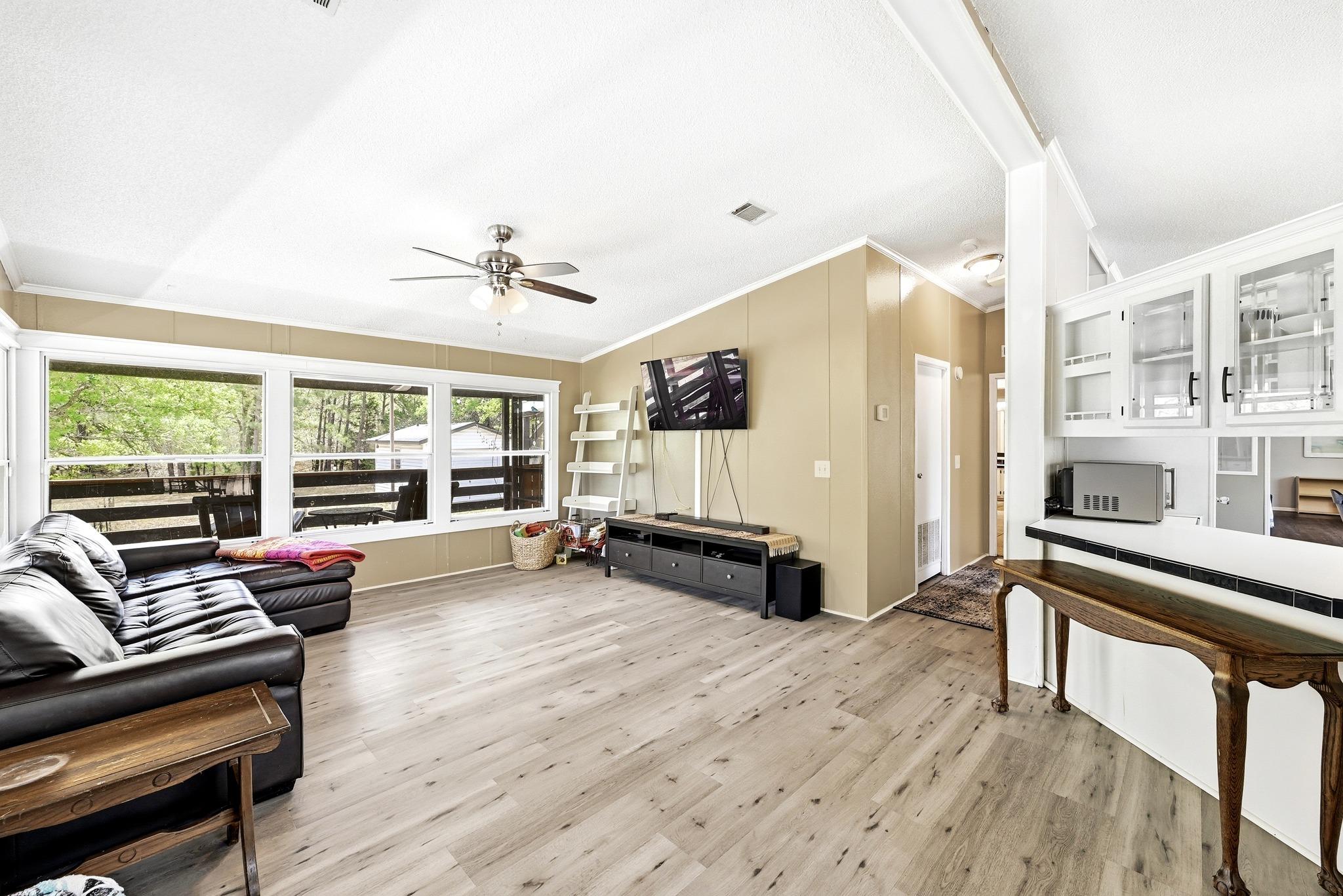 159 Farris Ln, Smithville, TX 78957