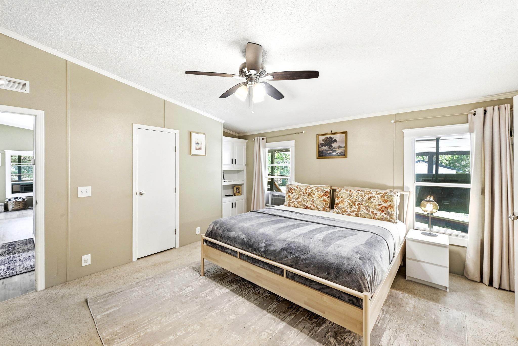 159 Farris Ln, Smithville, TX 78957