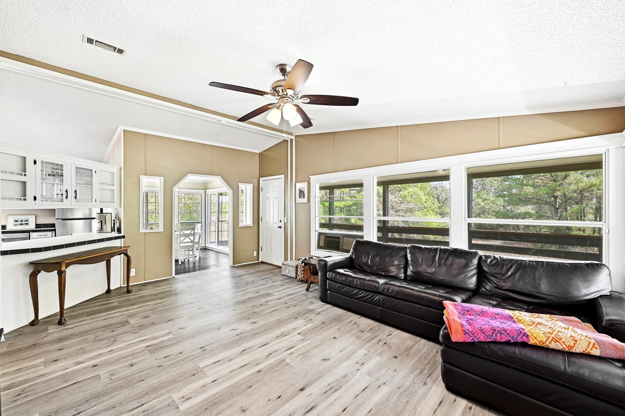 159 Farris Ln, Smithville, TX 78957