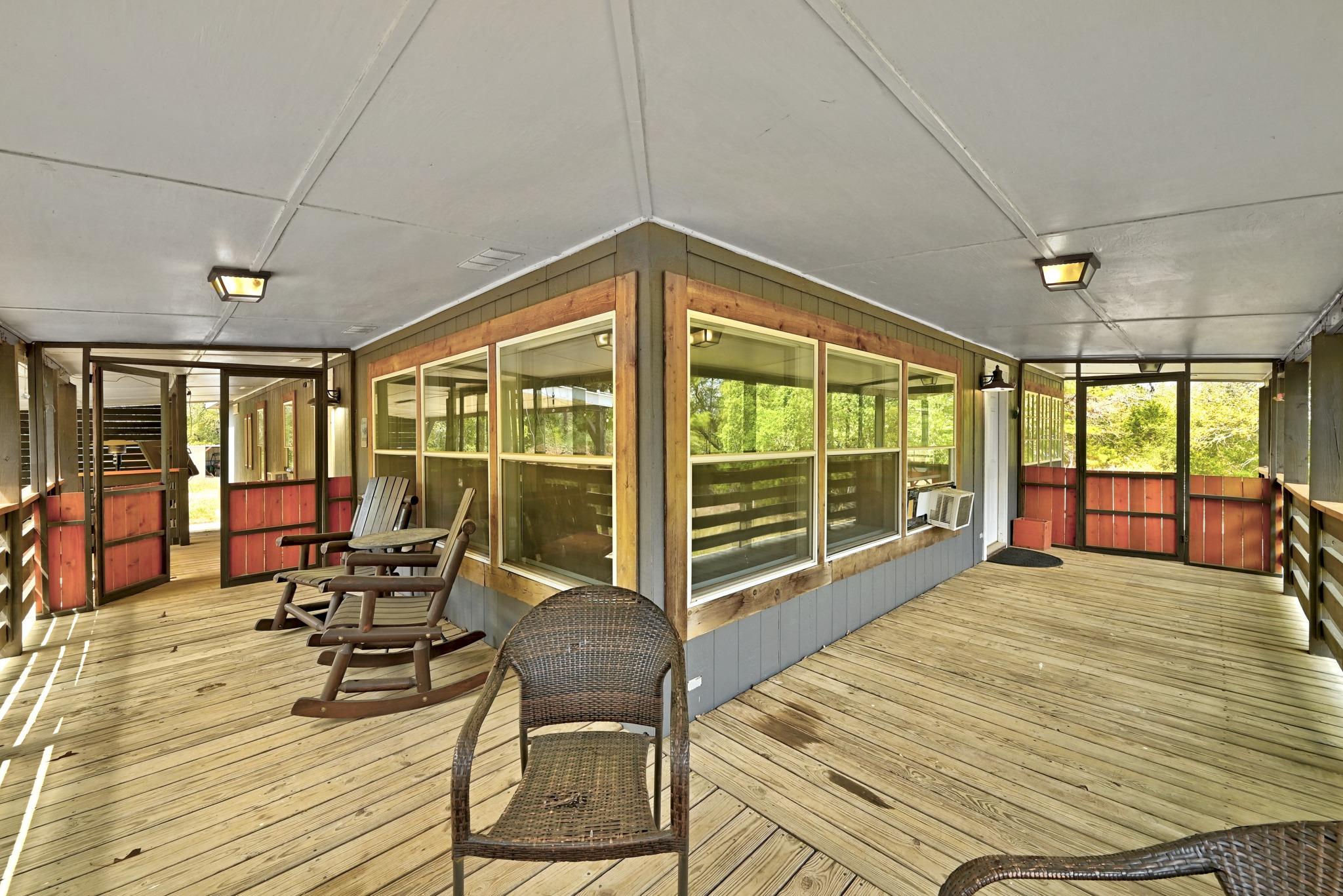 159 Farris Ln, Smithville, TX 78957