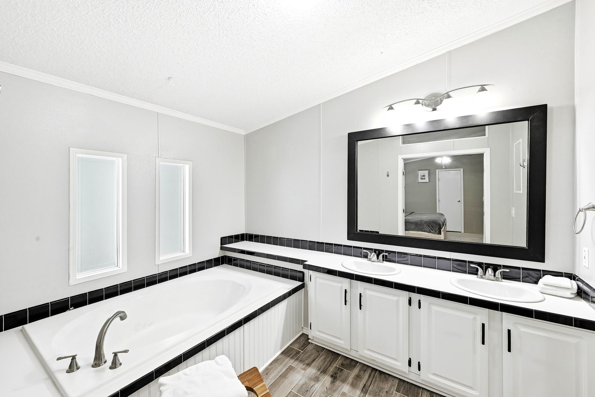 159 Farris Ln, Smithville, TX 78957