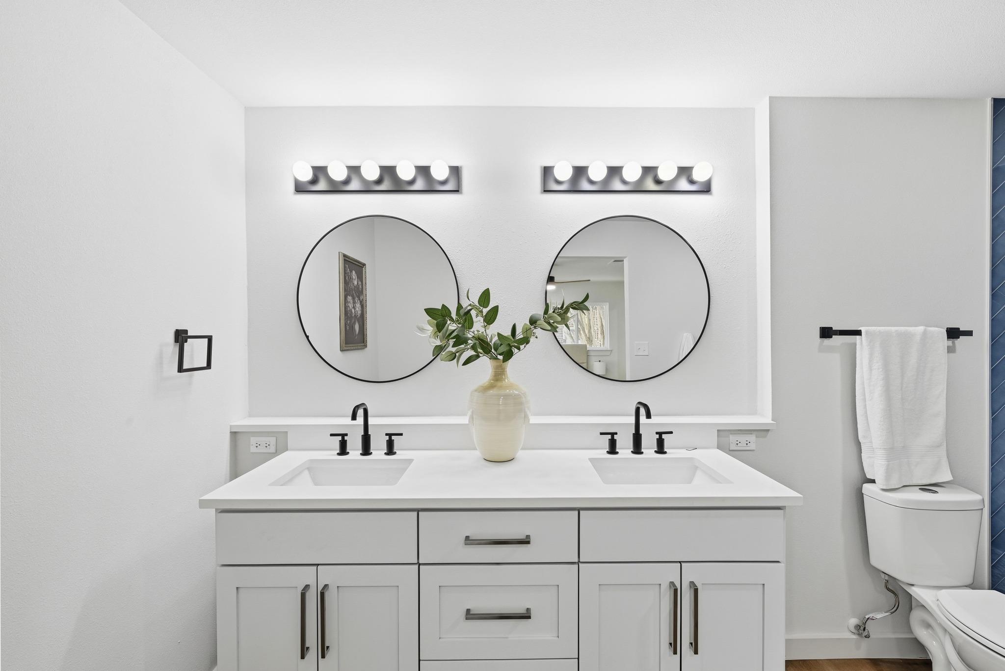 9801 Oak Hollow Dr, Austin, TX 78758