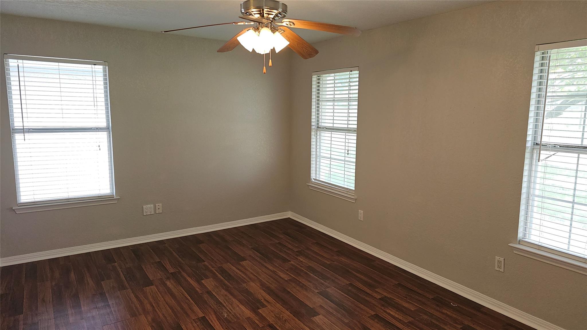 16 Brenda Ln, Round Rock, TX 78665