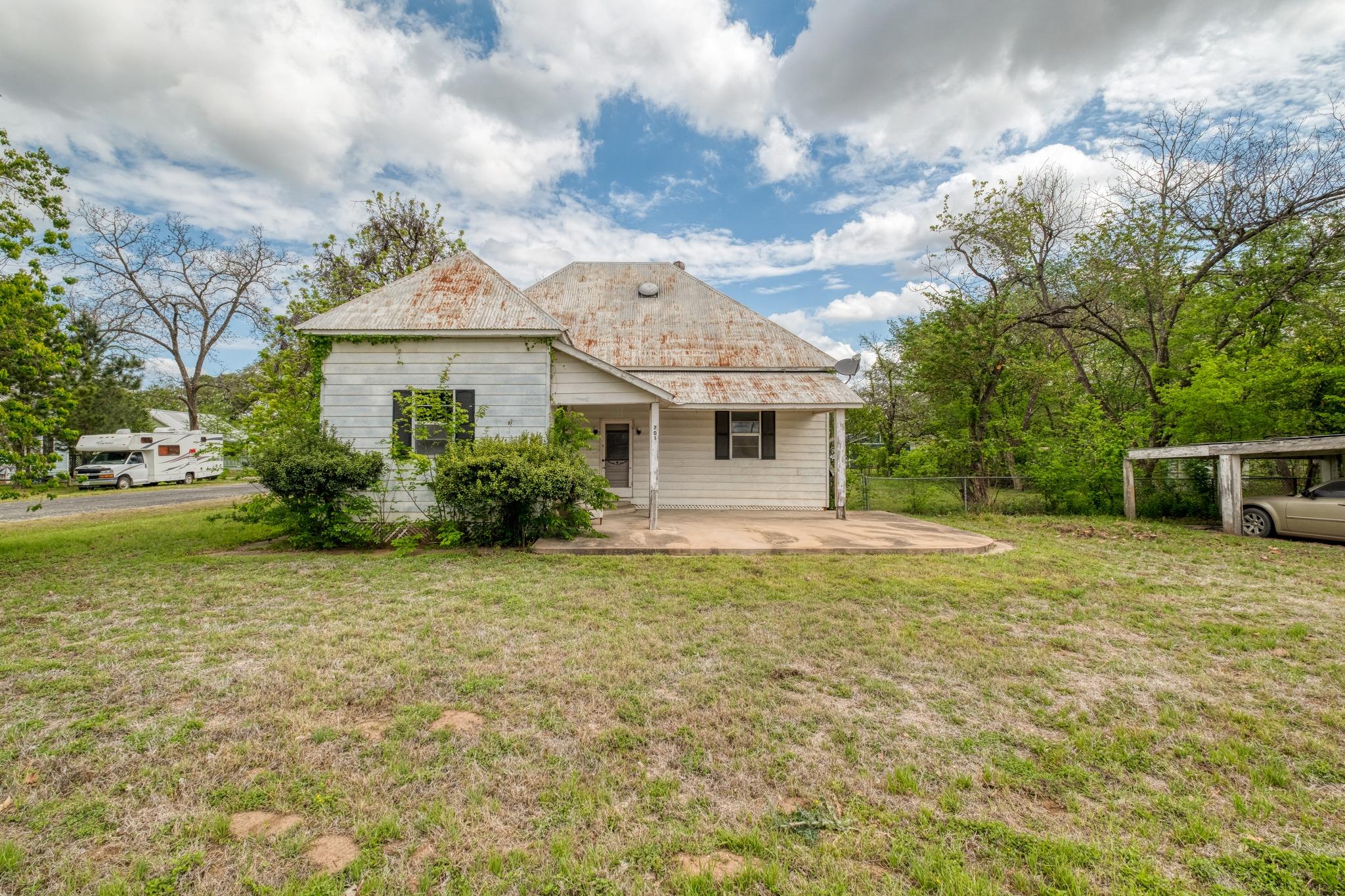 701 NE 1st St, Smithville, TX 78957