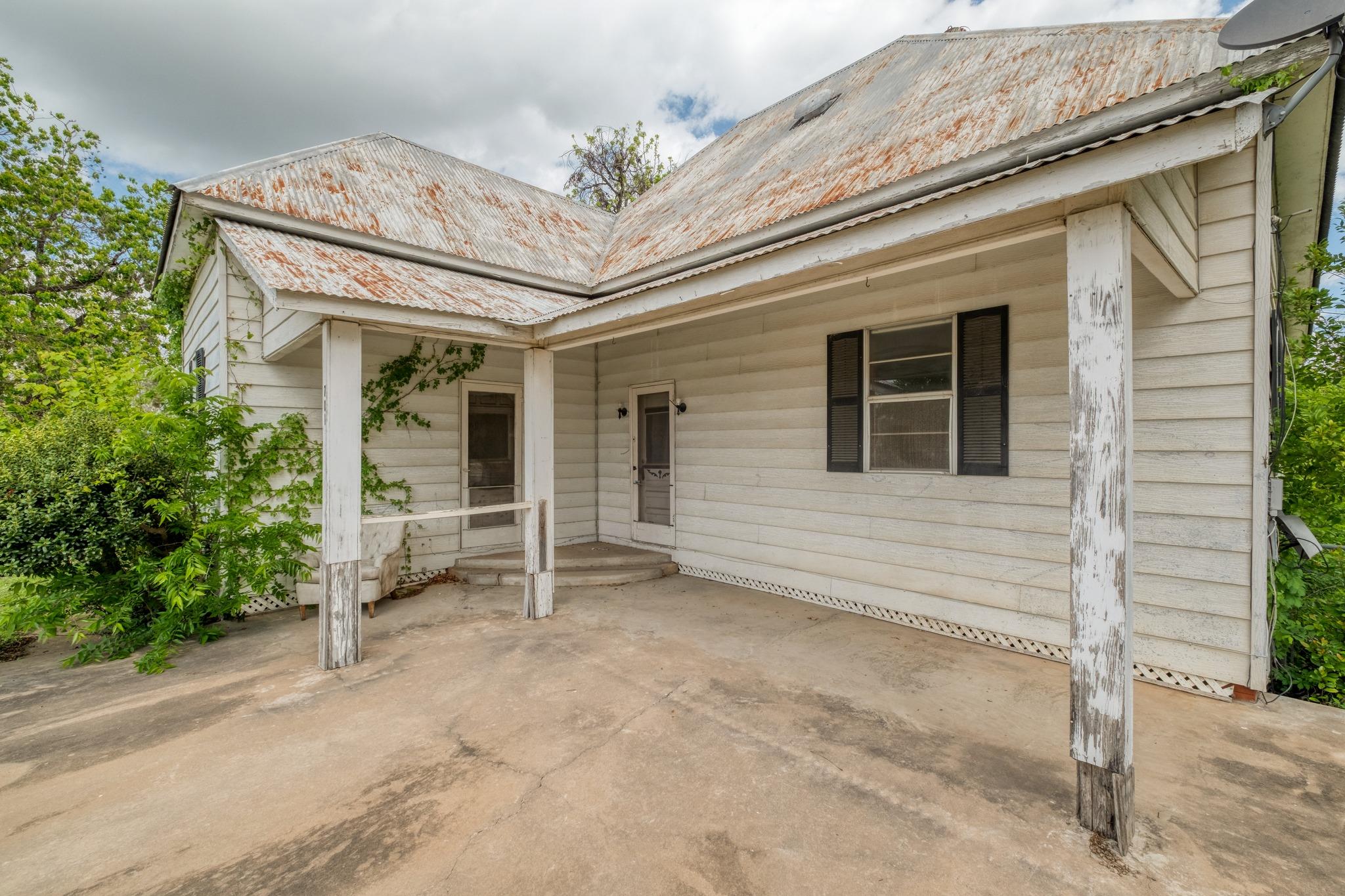 701 NE 1st St, Smithville, TX 78957