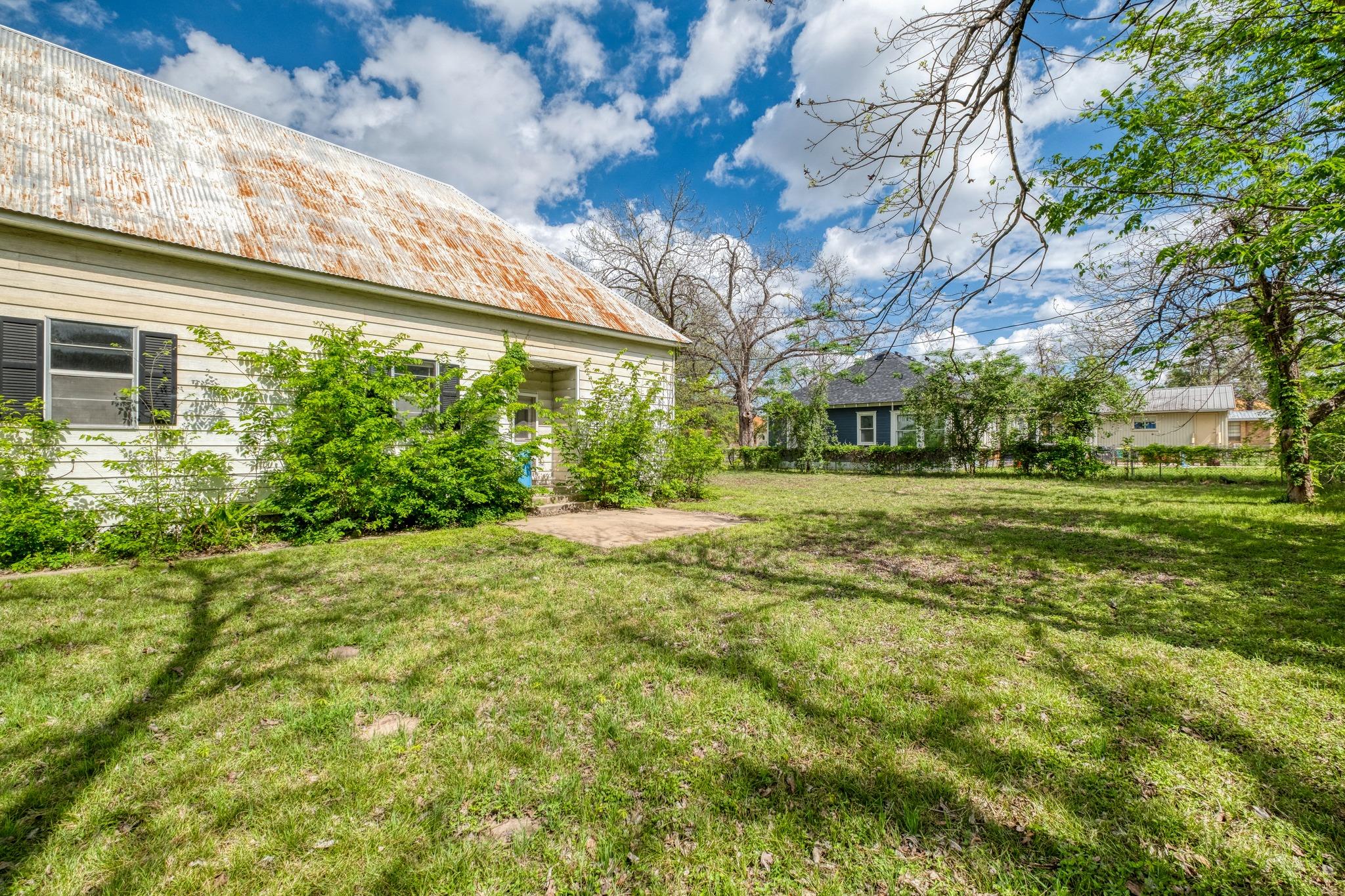 701 NE 1st St, Smithville, TX 78957