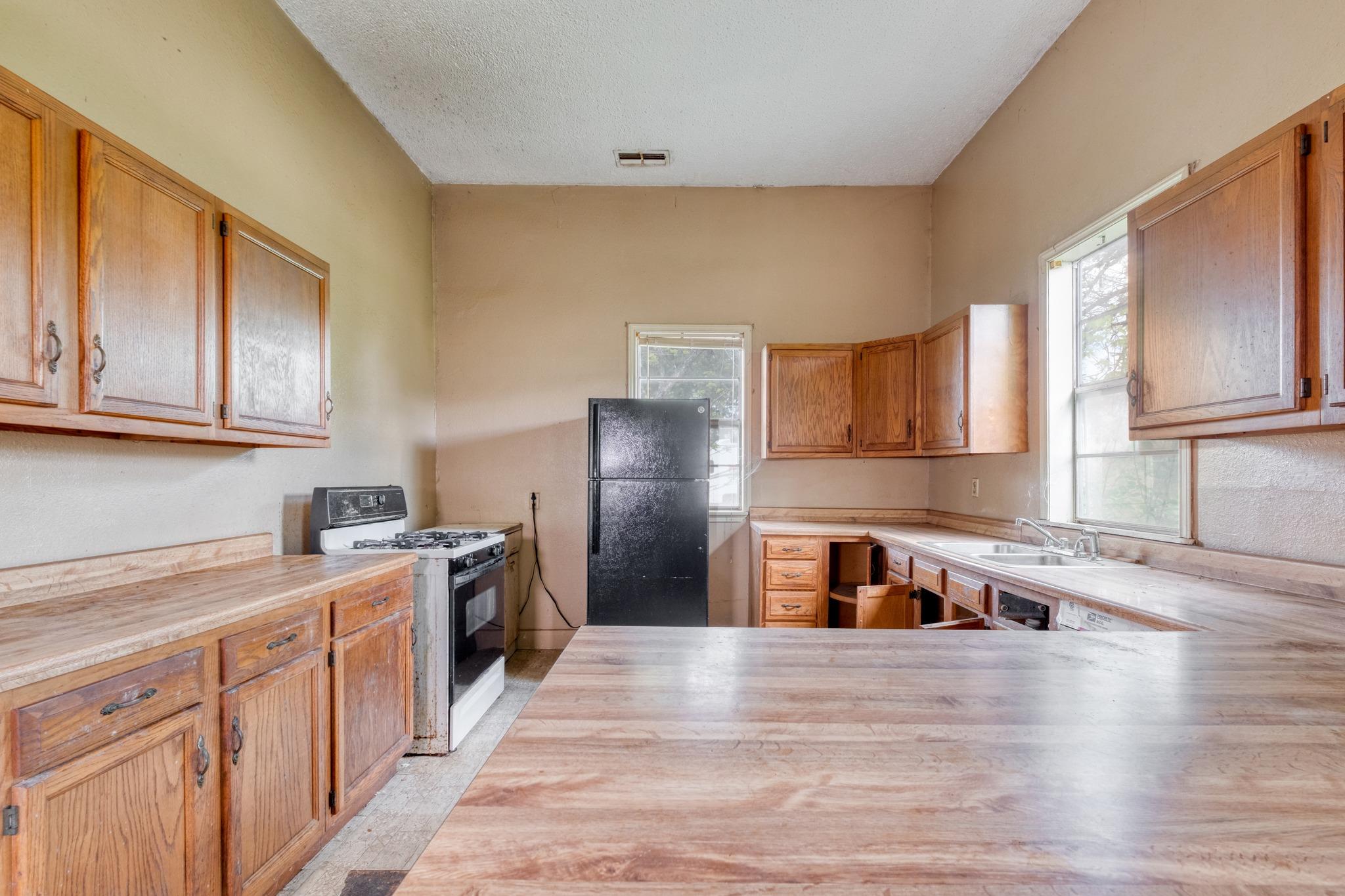 701 NE 1st St, Smithville, TX 78957