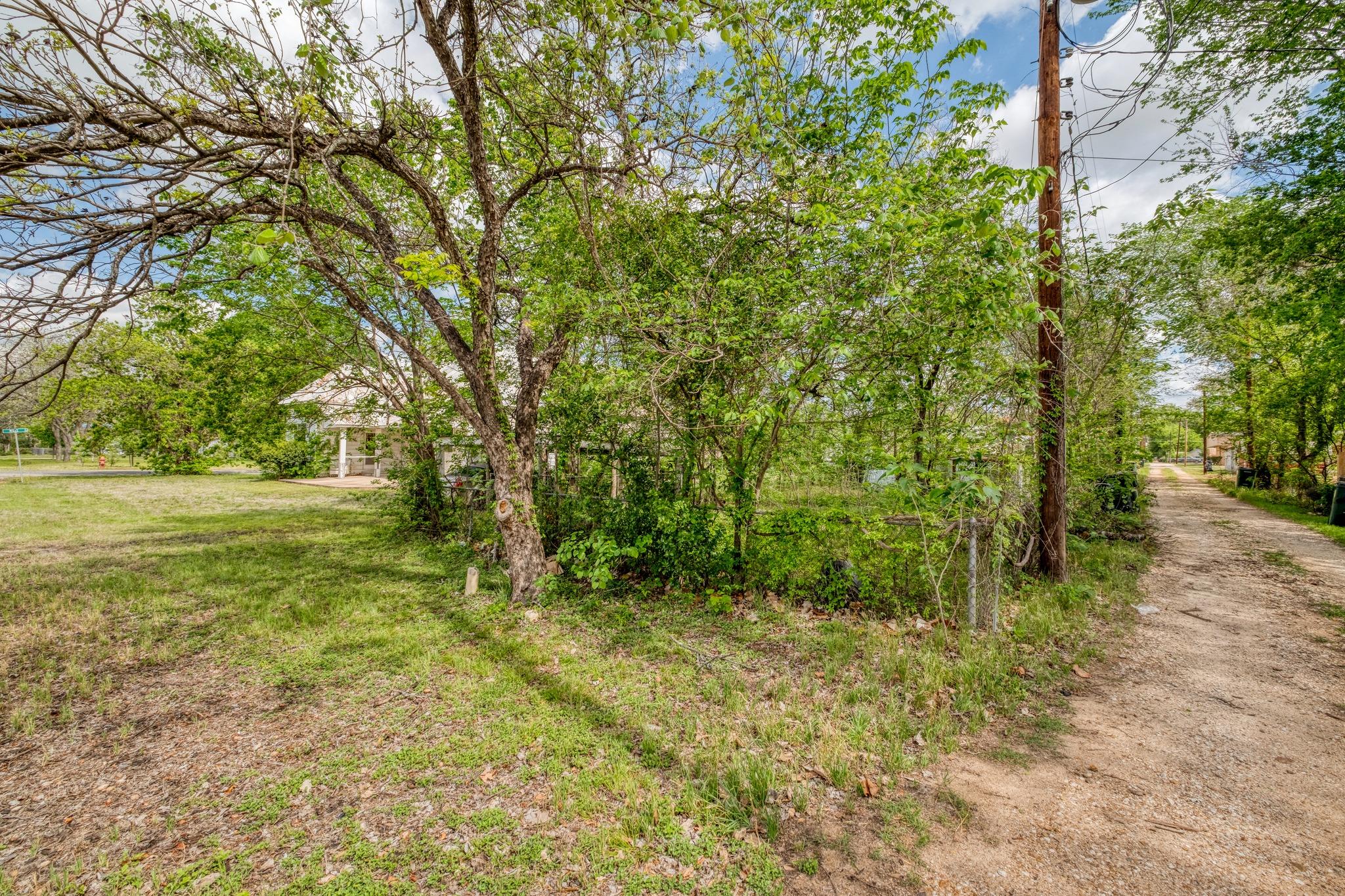 701 NE 1st St, Smithville, TX 78957